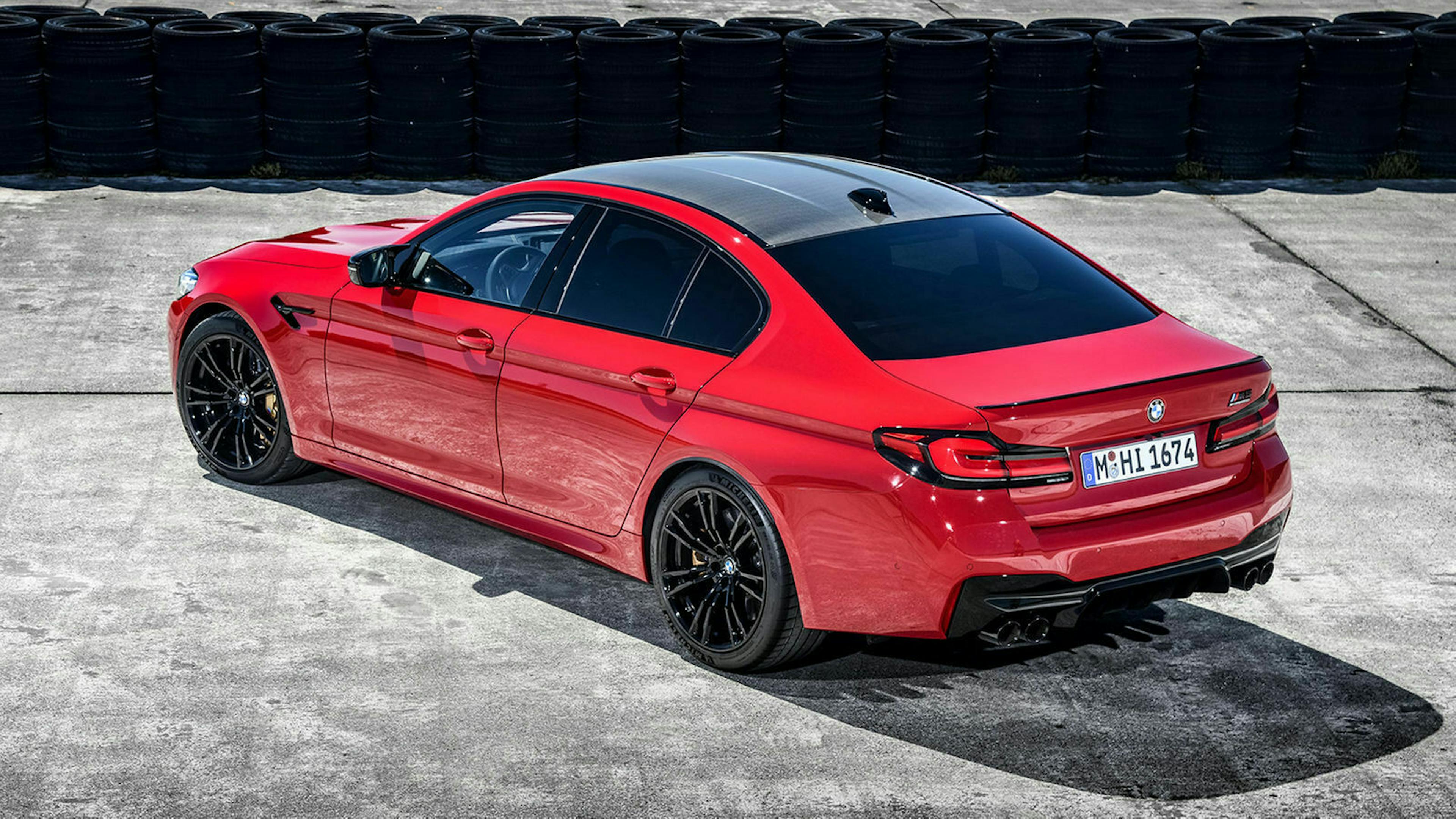 Zu sehen ist der neue BMW M5 2020 von hinten, stehend
