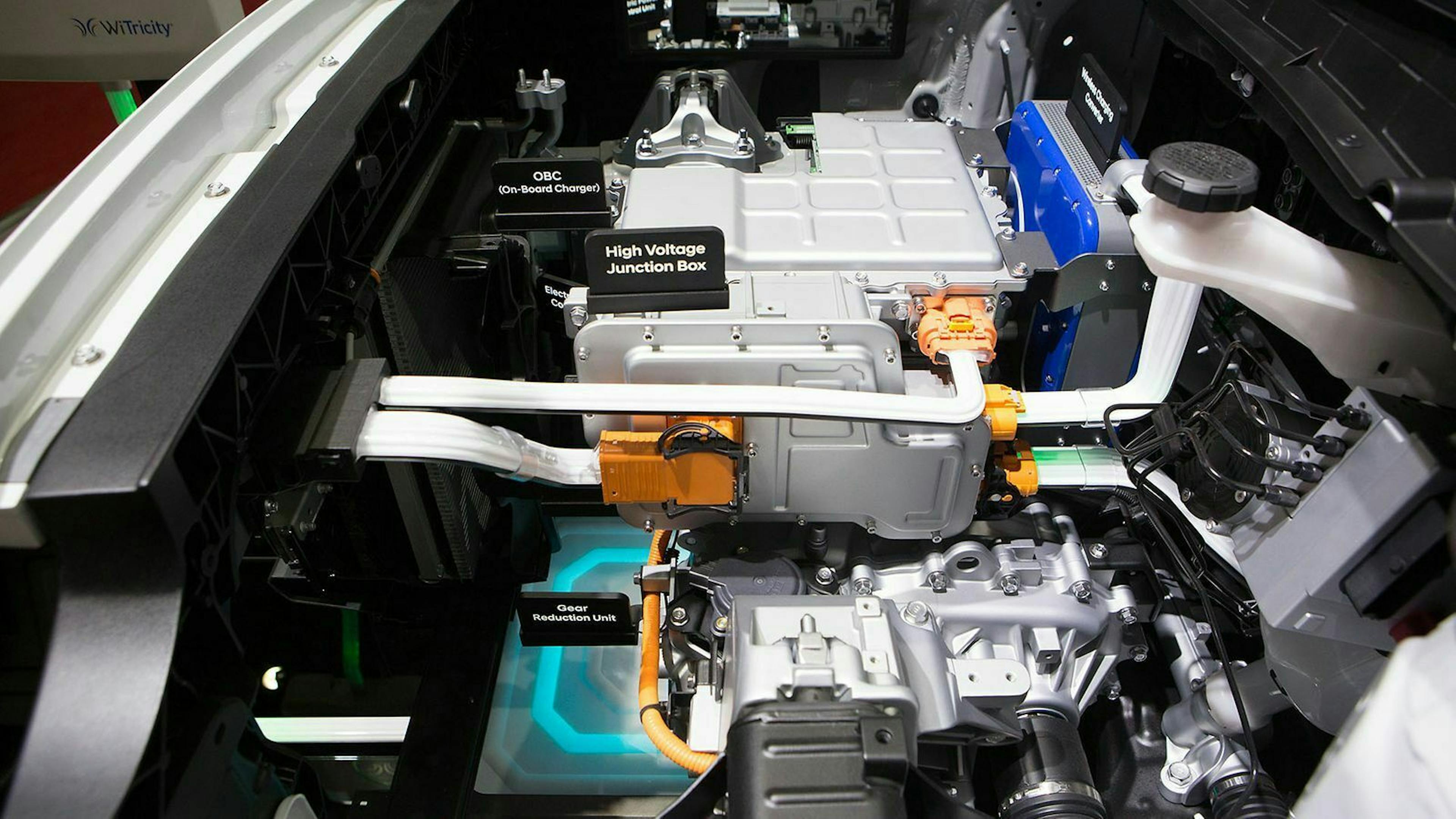 Blick unter die Haube des Kia e-Niro auf den Elektromotor