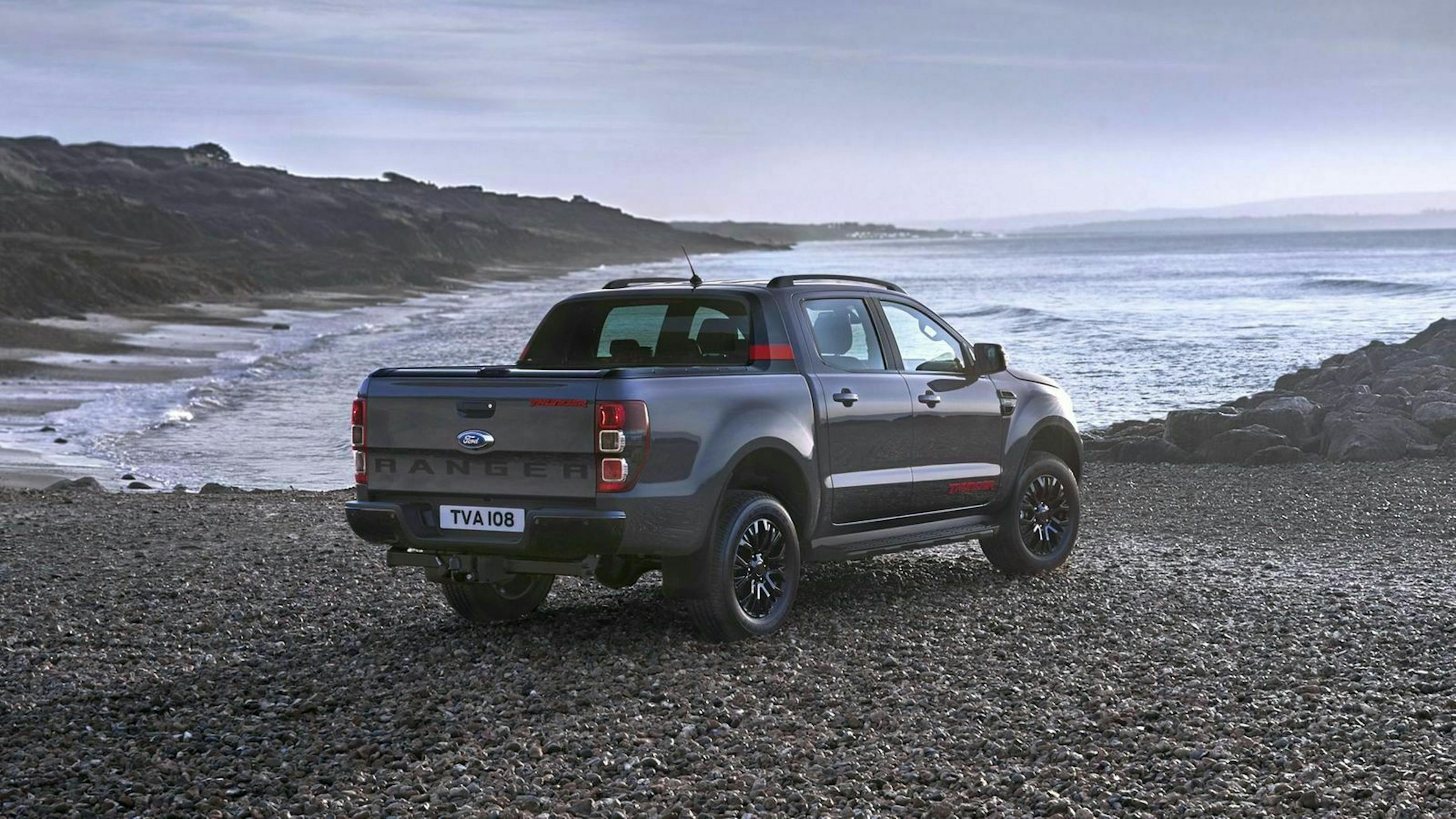 Zu sehen ist der Ford Ranger Thunder 2020 von hinten, stehend