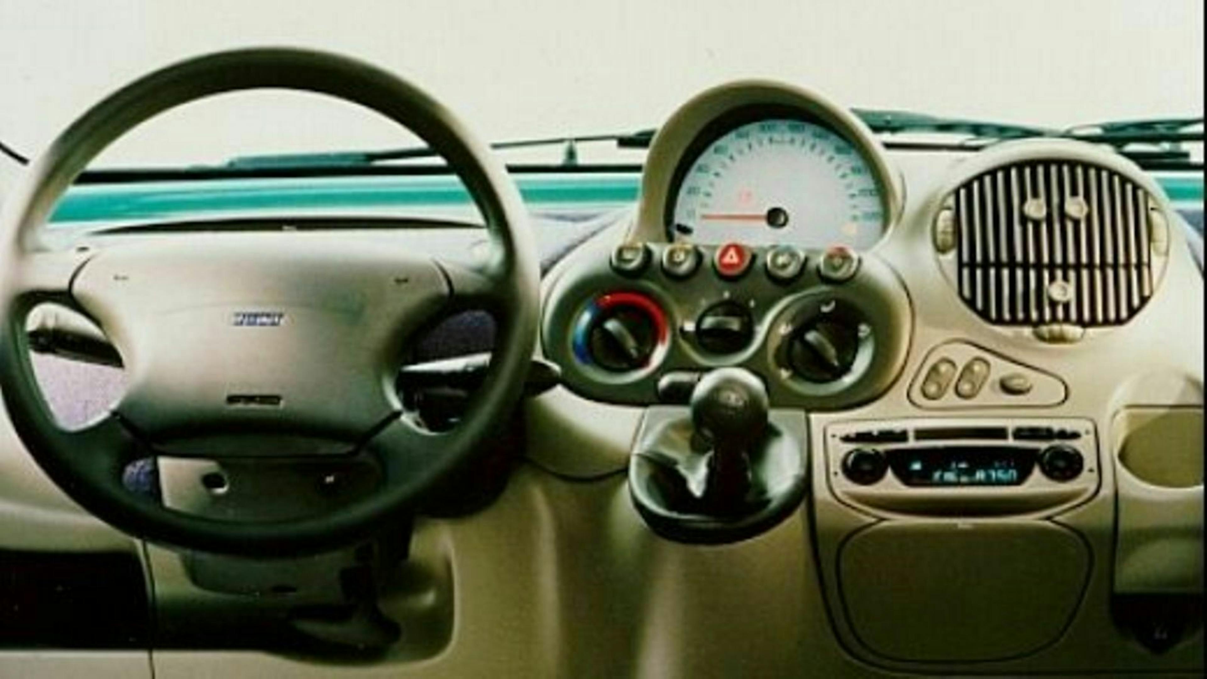 Zu sehen ist das Amarturenbrett des Fiat Multipla. Das Klappfach vor dem Fahrersitz hat eine immense Größe
