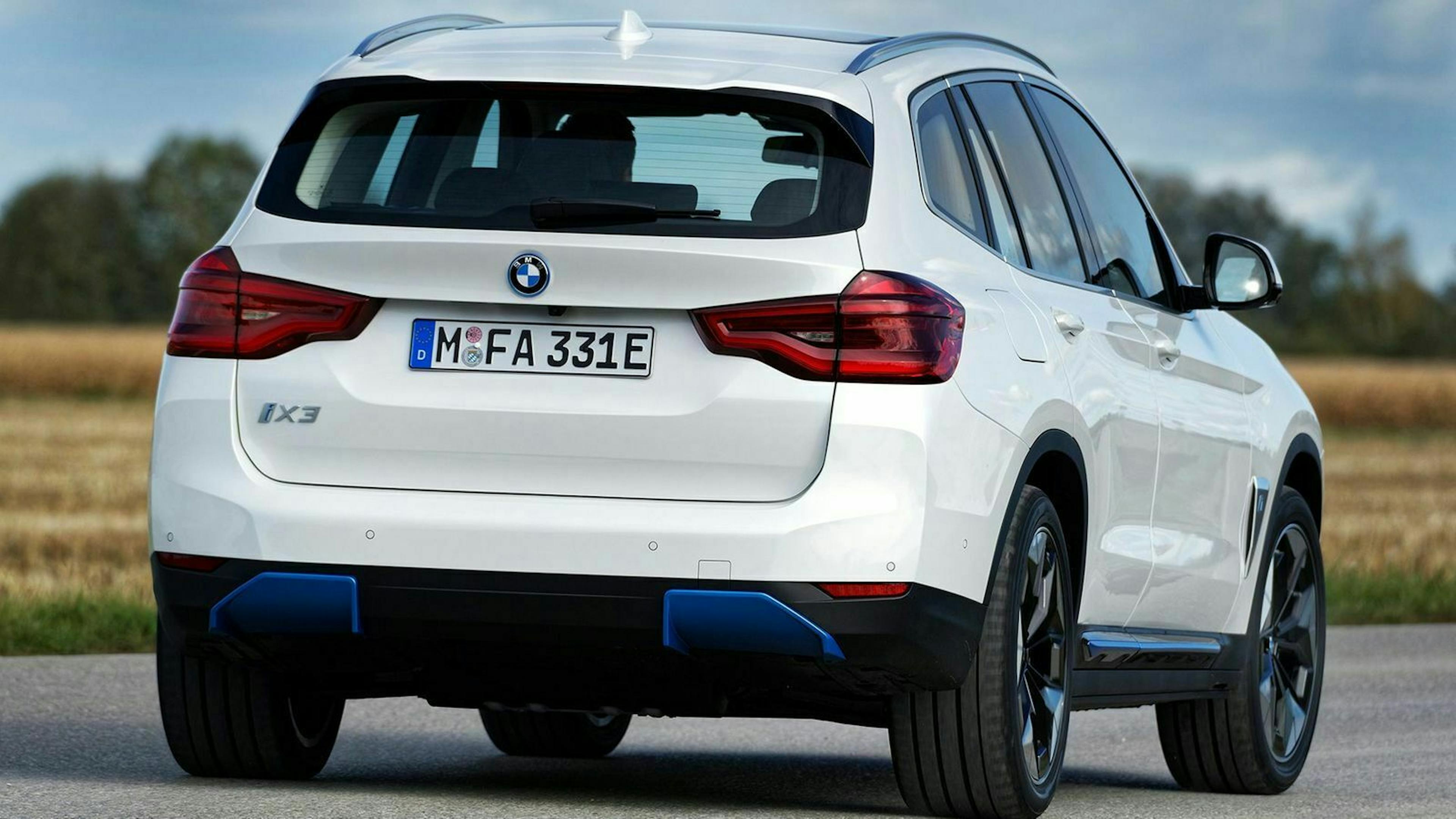 Zu sehen ist das Heck des BMW iX3