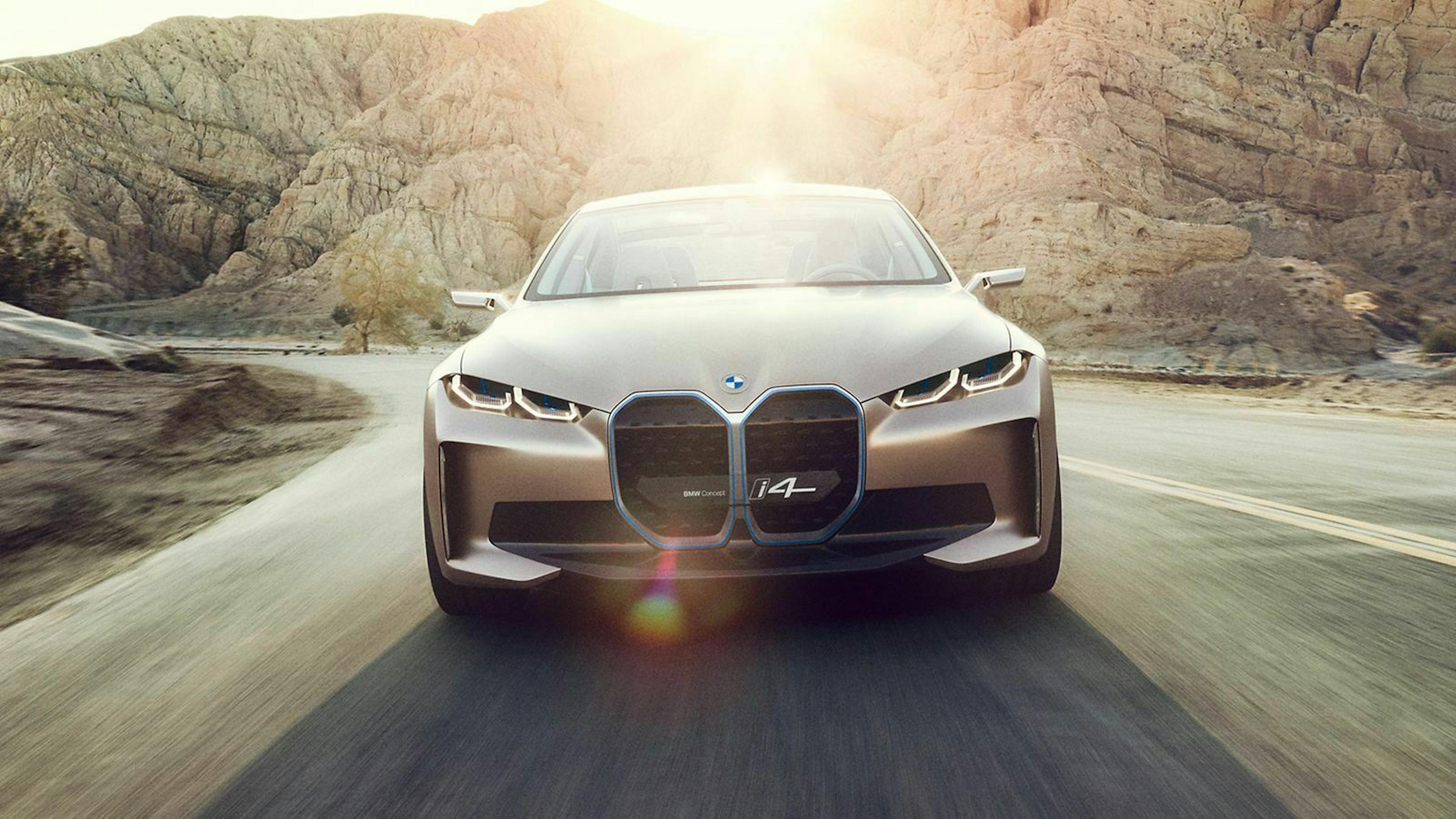 Zu sehen ist der BMW Conceot i4 von vorn, fahrend