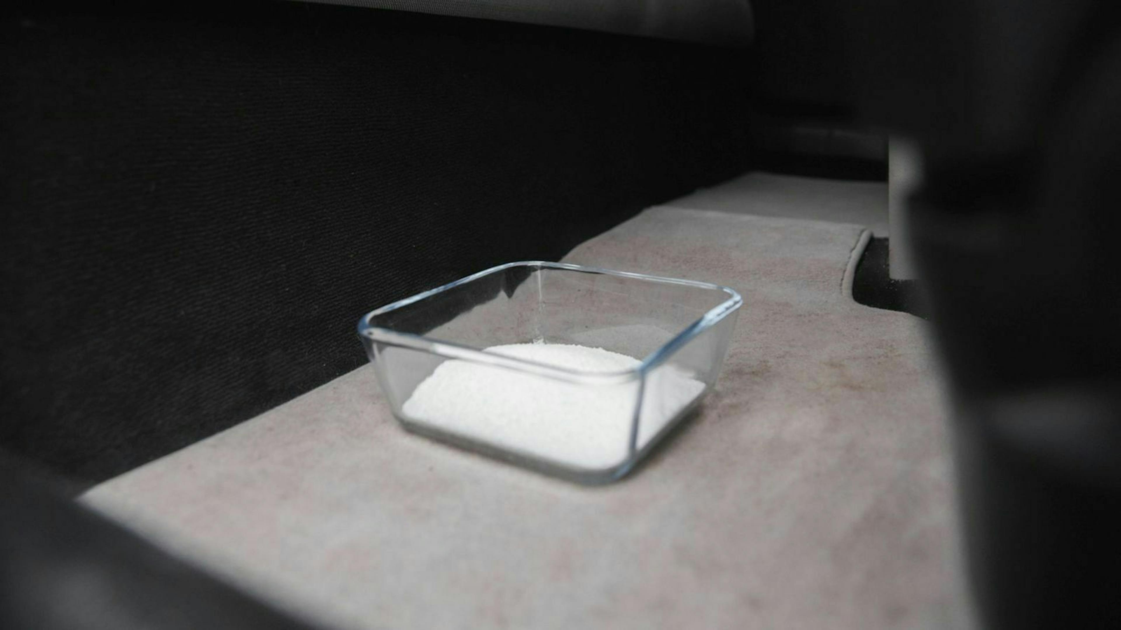 Katzenstreu in einem Behälter 