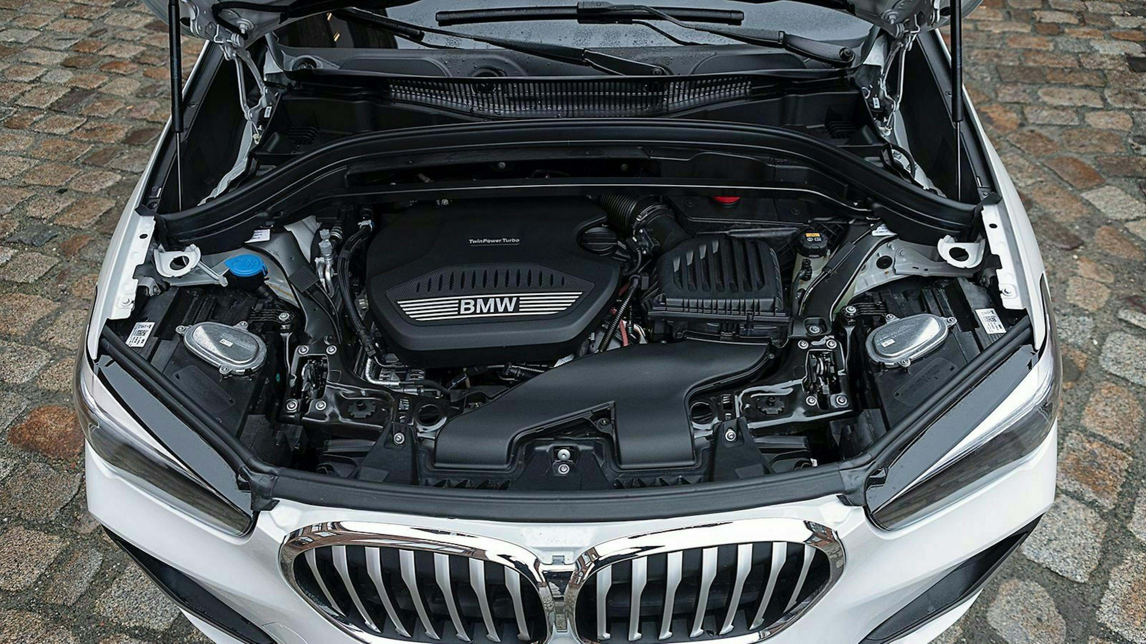 BMW X1 sDrive18d Blick unter die Motorhaube