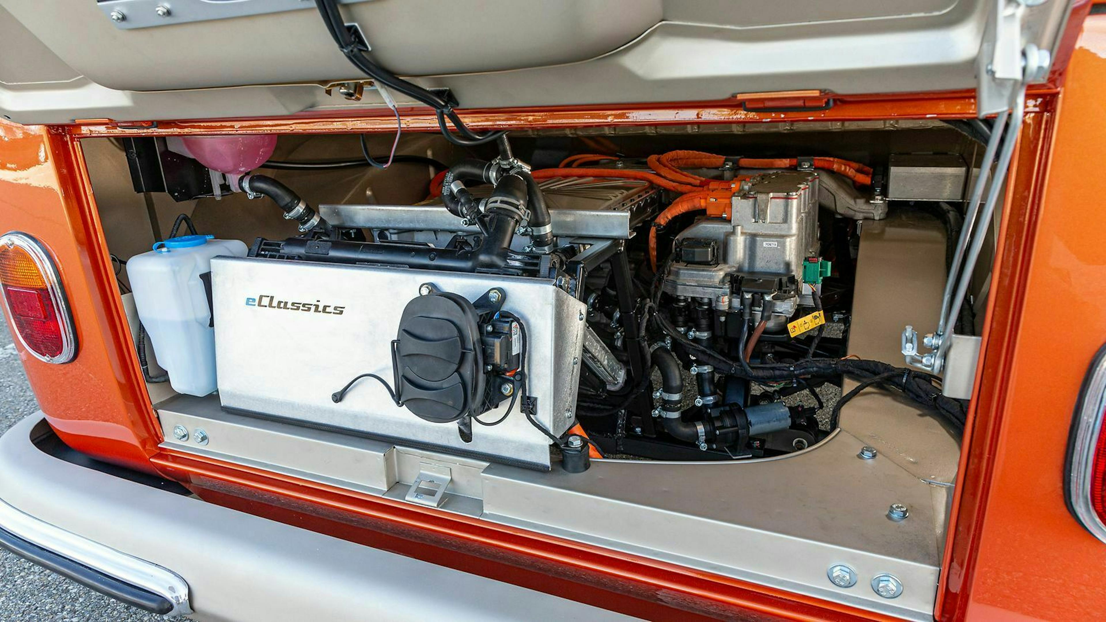 Zu sehen ist der Motor des VW e-Bulli