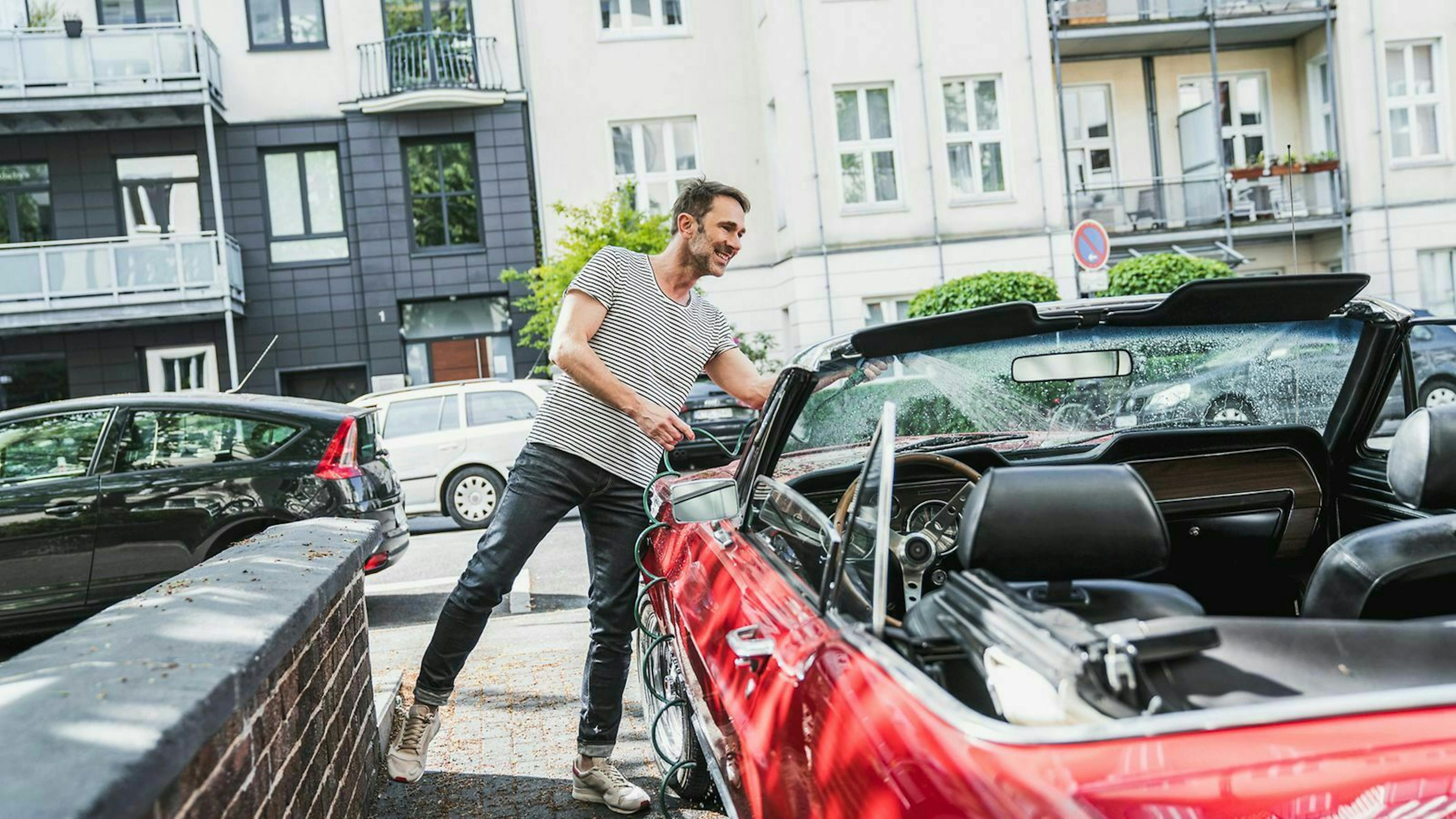 Essig wirkt gegen schlechte Gerüche im Auto. Für die Ledersitze deines Autos solltest du Essig aber besser nicht verwenden. 