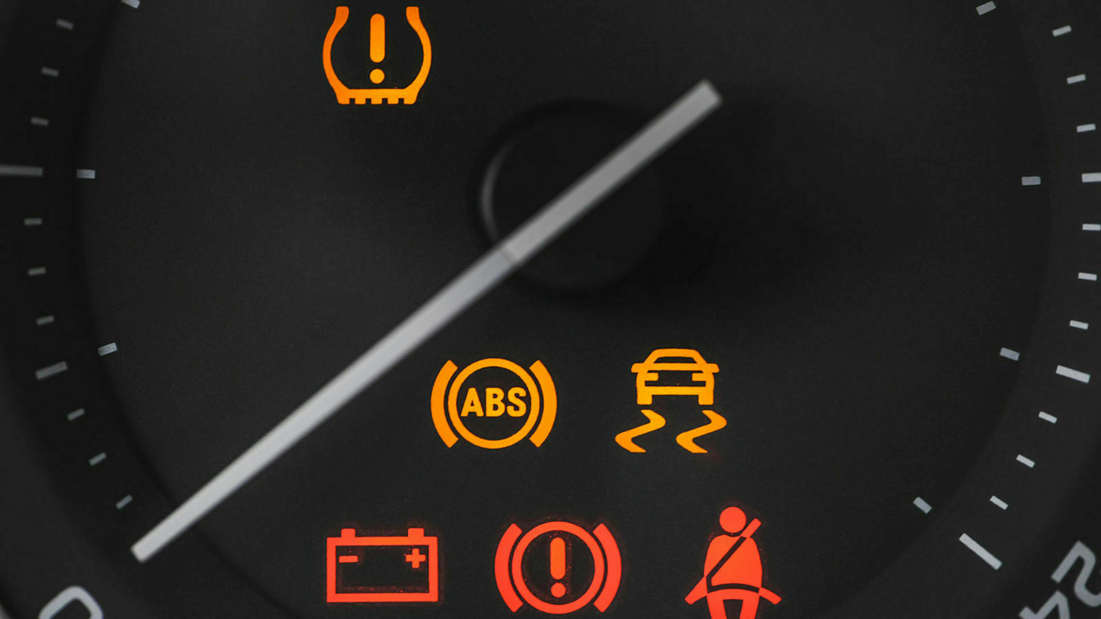 Nahaufnahme der Kontrollleuchten im Cockpit 