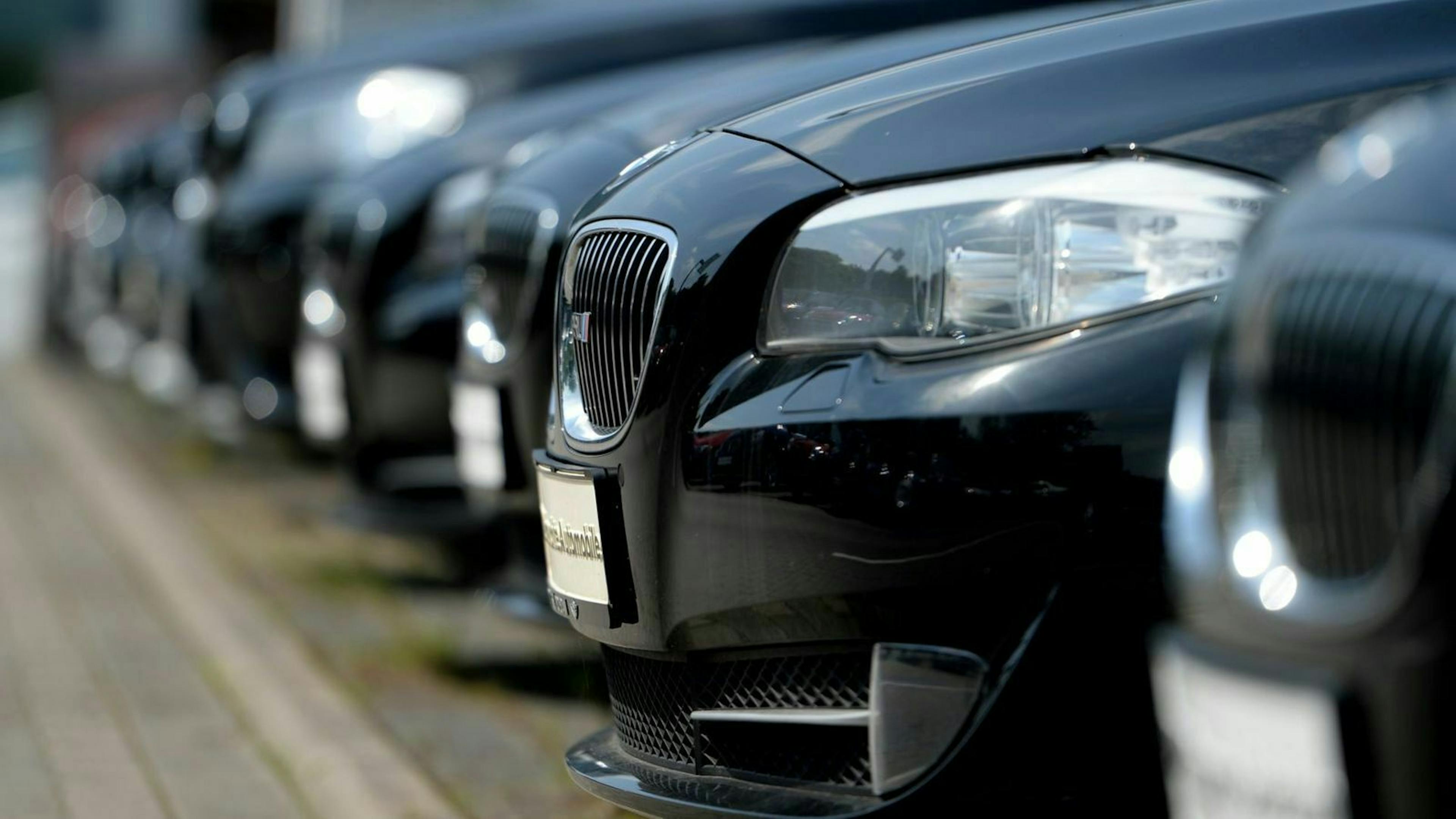 mehrere BMW´s mit Sicht auf Kennzeichen