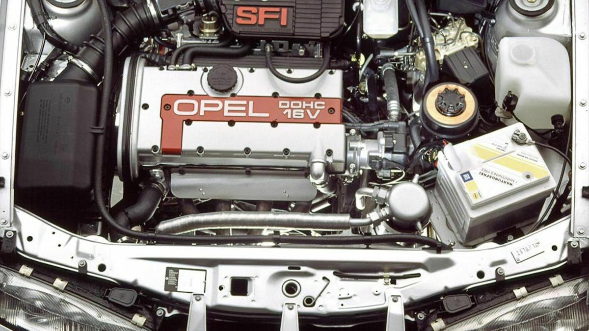 Opel Calibra blick unter die Motorhaube