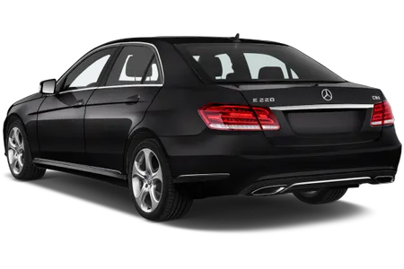 Schwarzer Mercedes E220 Limousine, Rückansicht, geparkt auf grauem Hintergrund, elegante Silhouette und modernes Design.