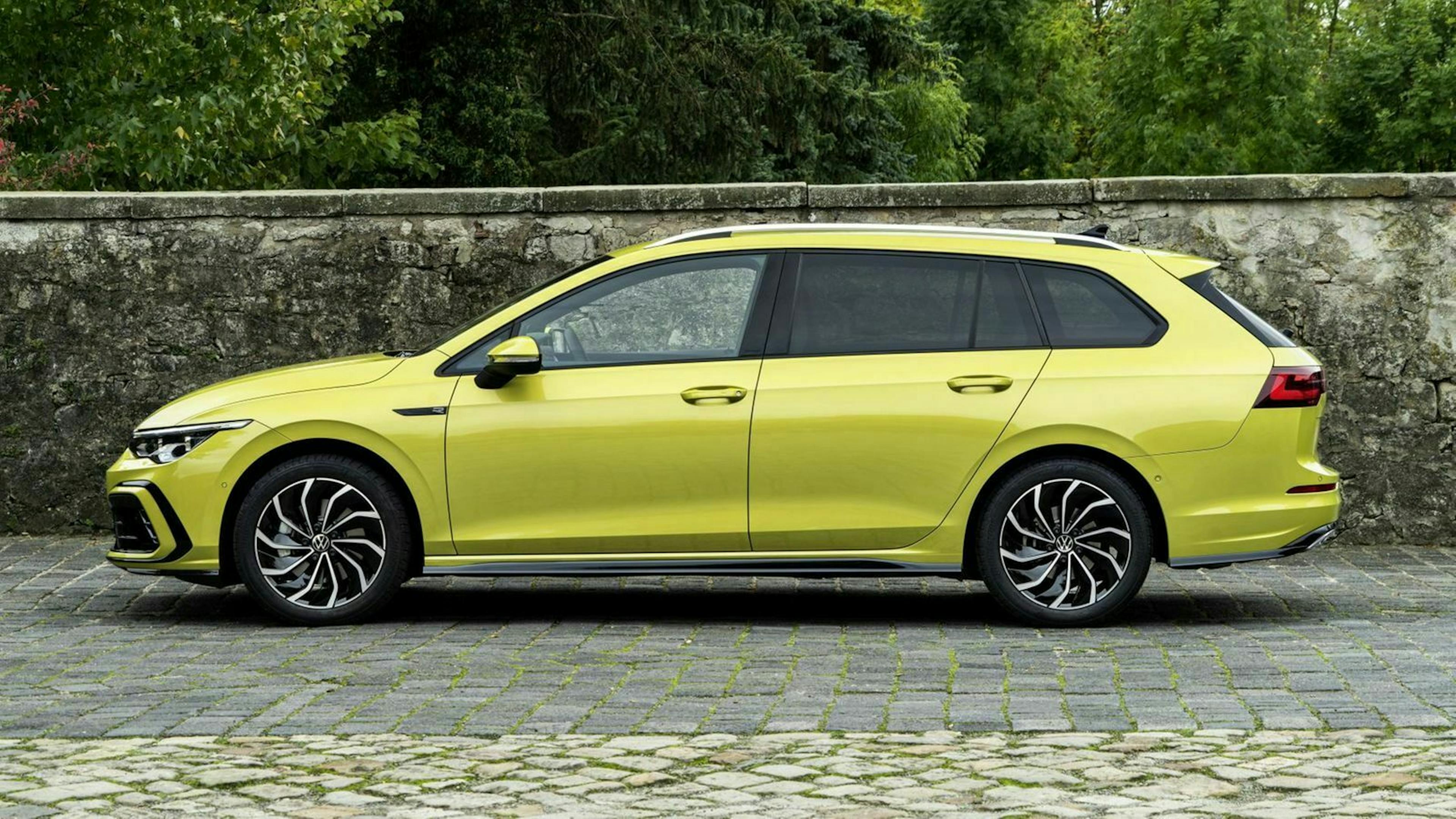 Zu sehen ist der VW Golf 8 Variant in seitlicher Position