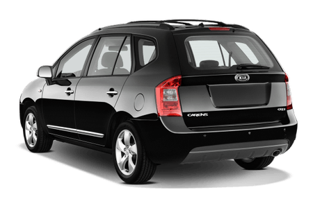 Schwarzer Kia Carens von hinten, geparkt, zeigt Rücklicht und silberne Zierleisten. Fünf Türen, moderne Form.