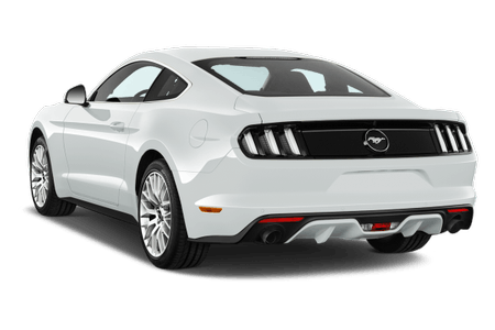 Weißer Sportwagen mit zweifarbigen Heckleuchten und silbernen Felgen, von hinten betrachtet.