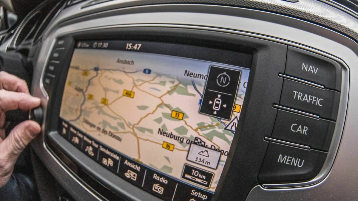Festverbaute Navigationsgeräte galten lange Zeit als Statussymbol hochpreisiger Autos.
