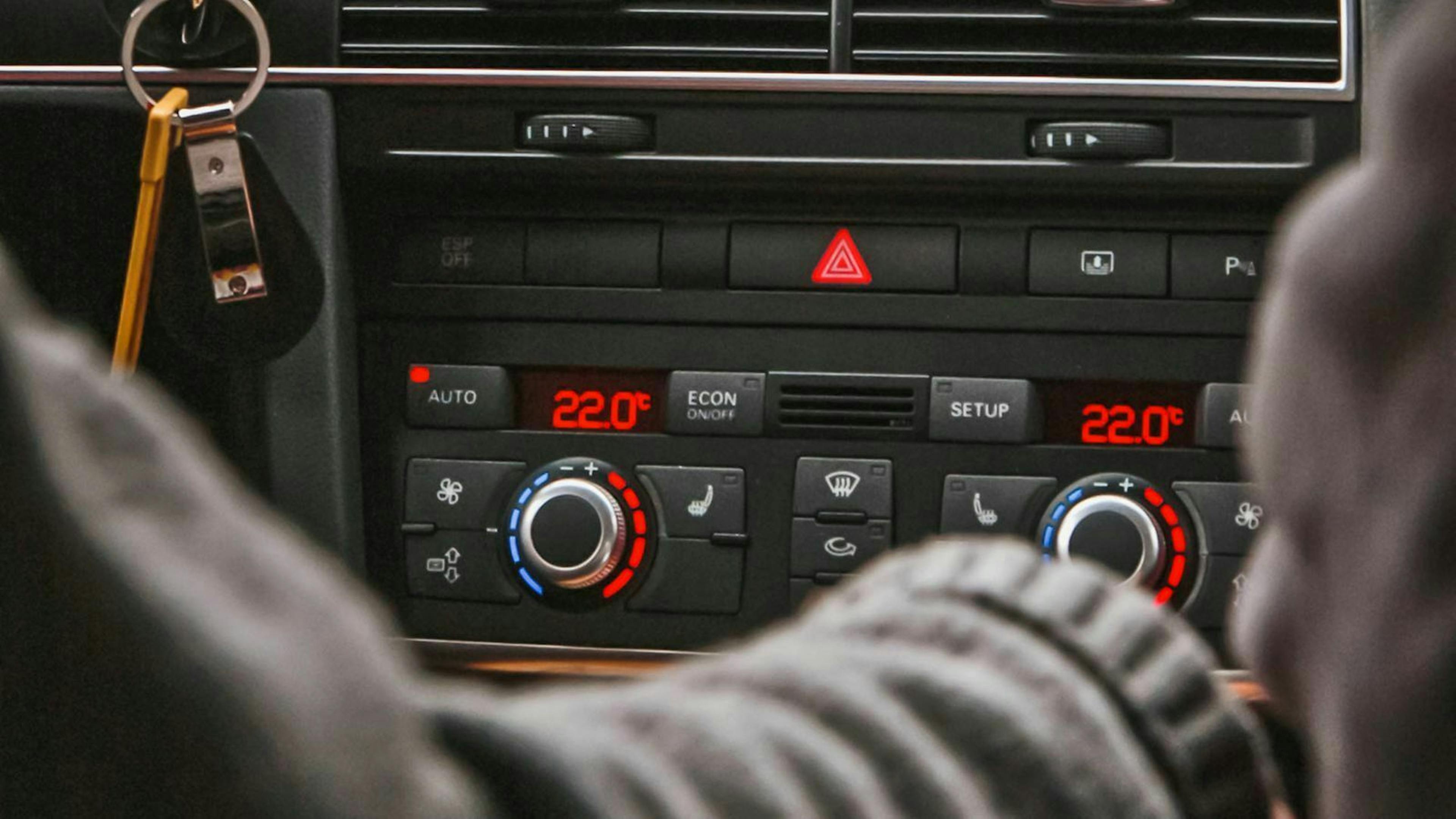 In einem Audi ist die Klimaanlage auf 22 Grad Celsius für Fahrer und Beifahrer eingestellt.