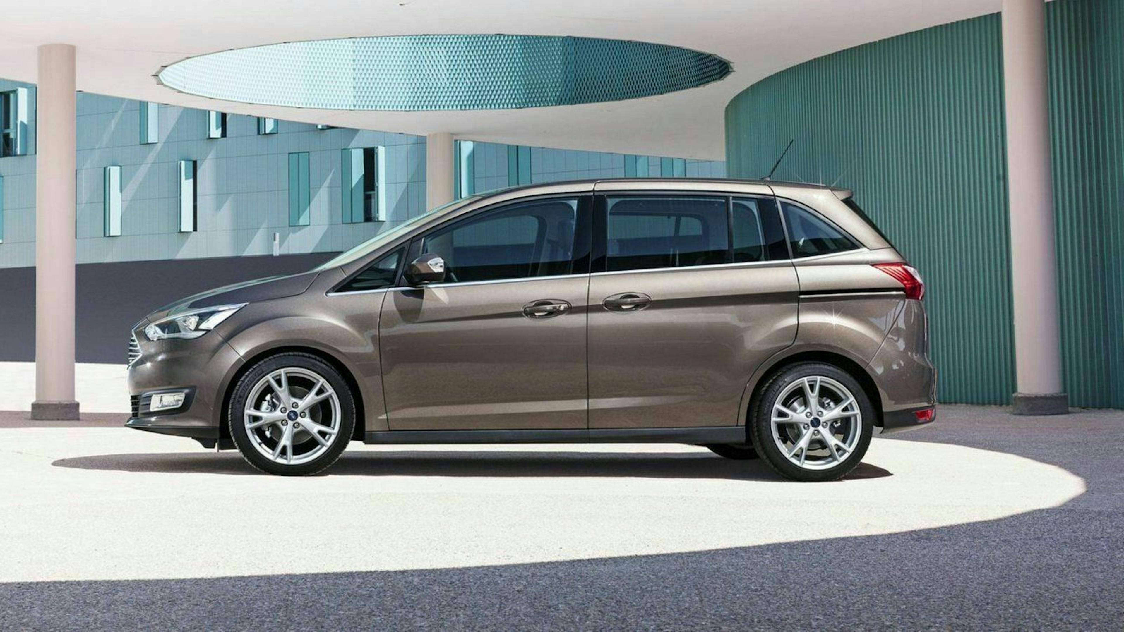 Zu sehen ist der Ford Grand C-Max in seitlicher Position