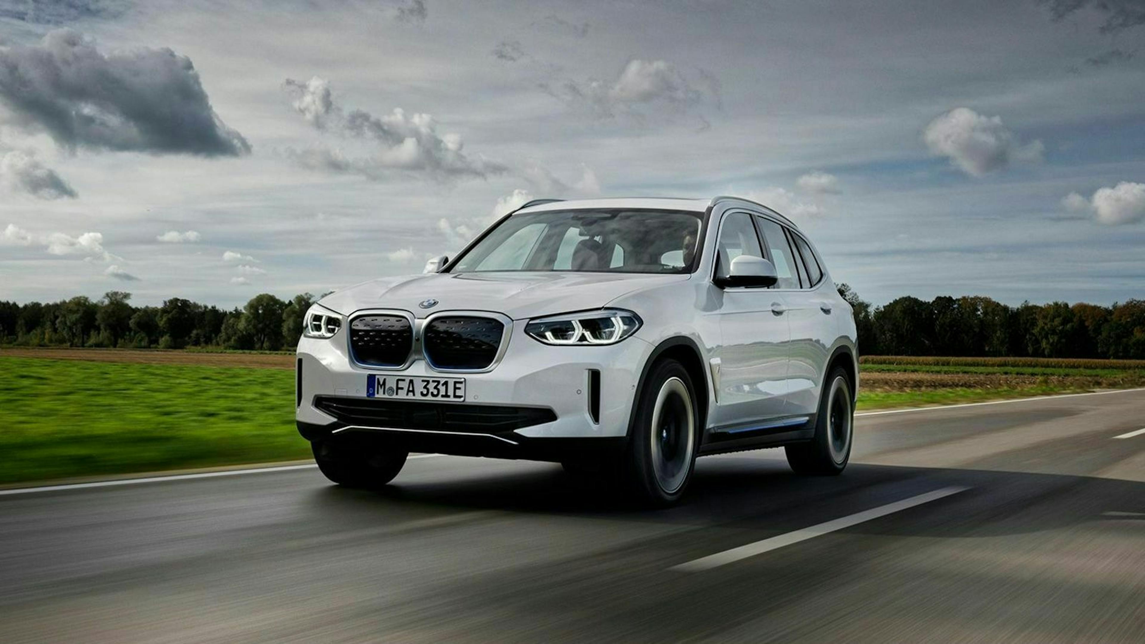 Zu sehen ist der BMW iX3 von vorne, fahrend