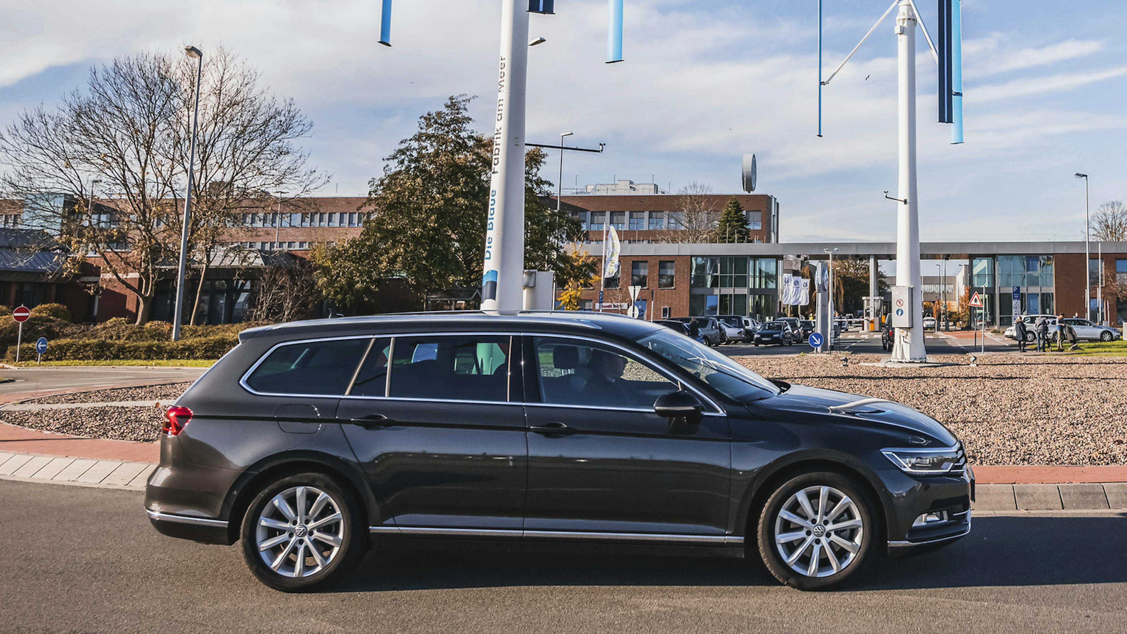Ein VW Passat Variant fährt auf einer Straße entlang. 