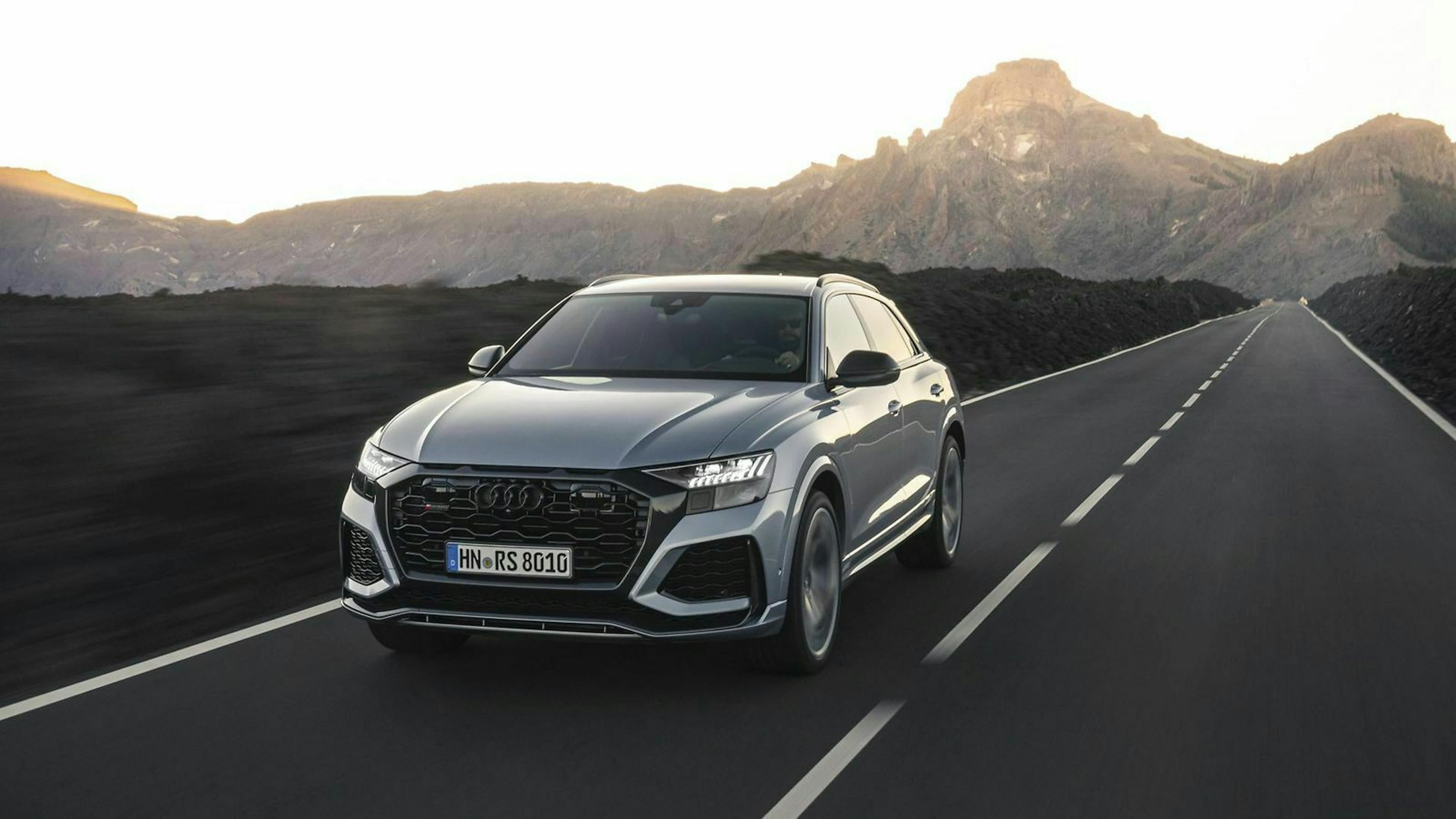 Zu sehen ist der Audi RS Q8, fahrend