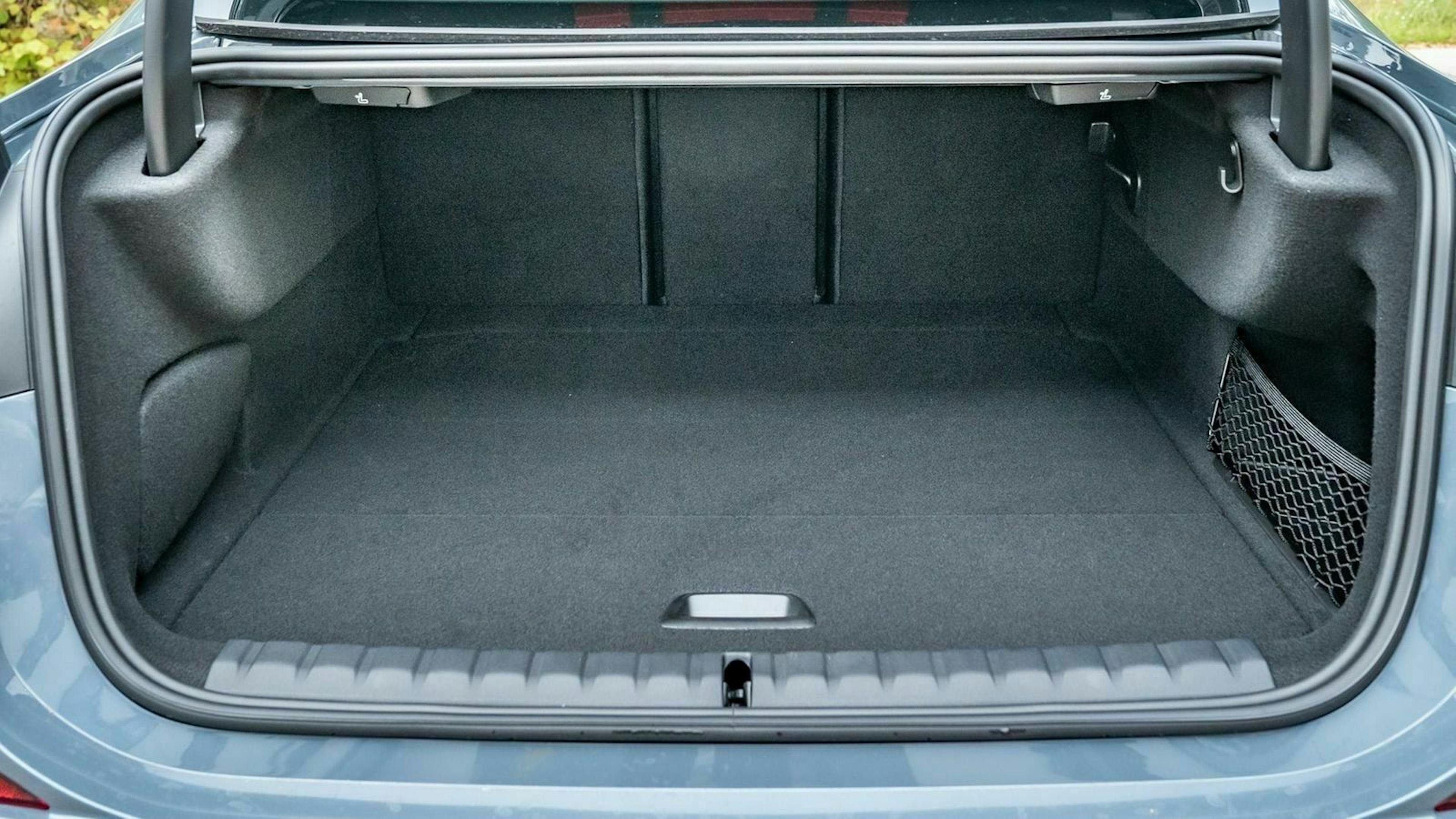 Der BMW 2er mit Sicht auf den offenen Kofferraum 