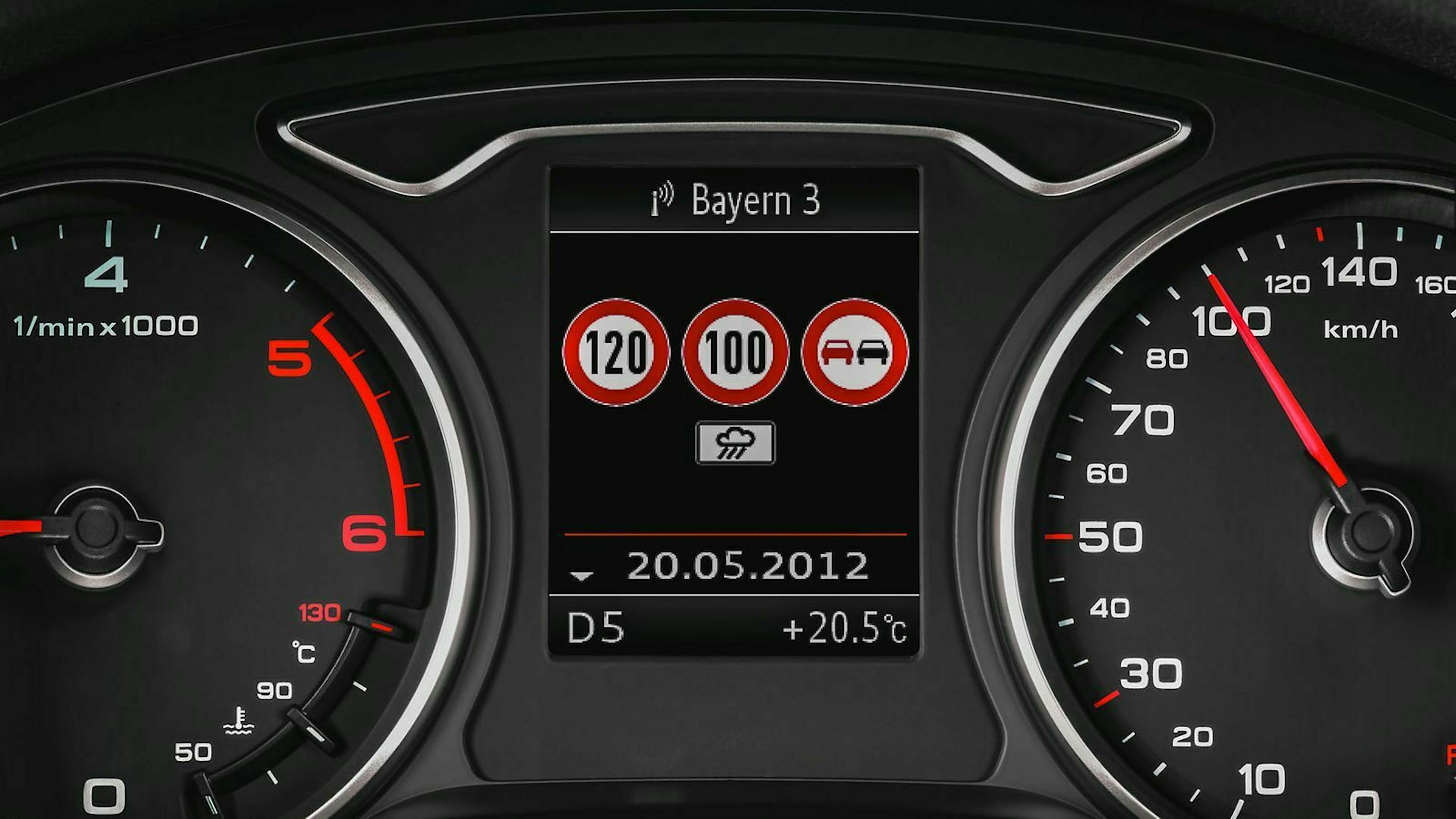 Im Cockpit eines PKW von Audi sind die aktuellen Geschwindigkeitslimits und geltende Überholverbote eingeblendet.