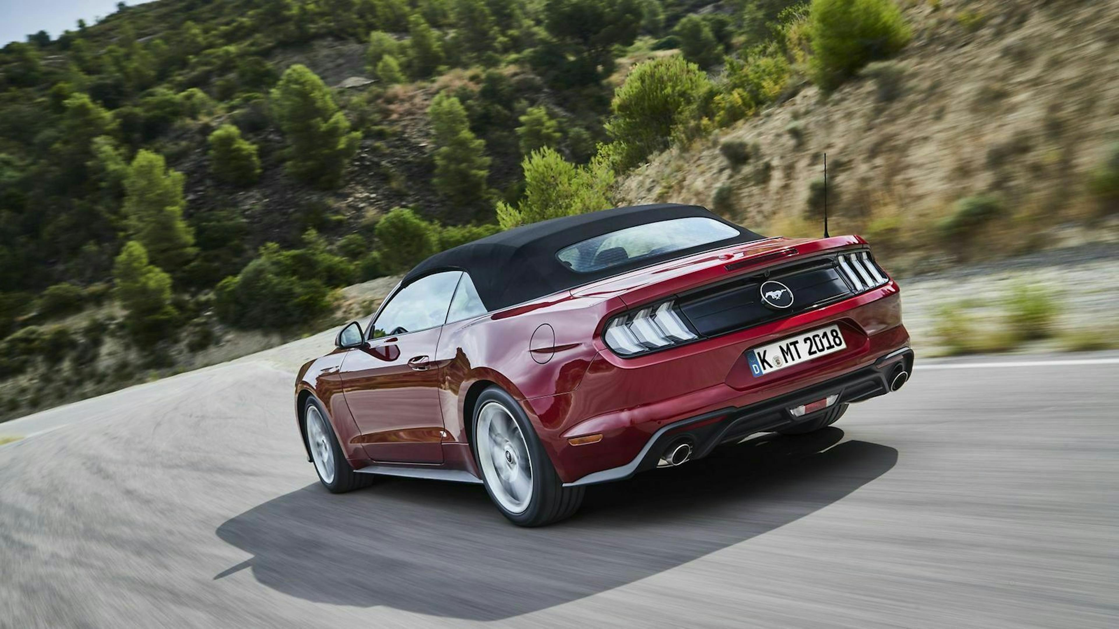 Ford Mustang Cabrio in der Heckansicht, fahrend