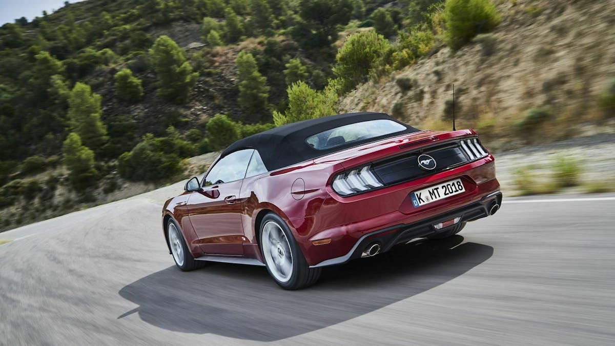Ford Mustang Cabrio in der Heckansicht, fahrend