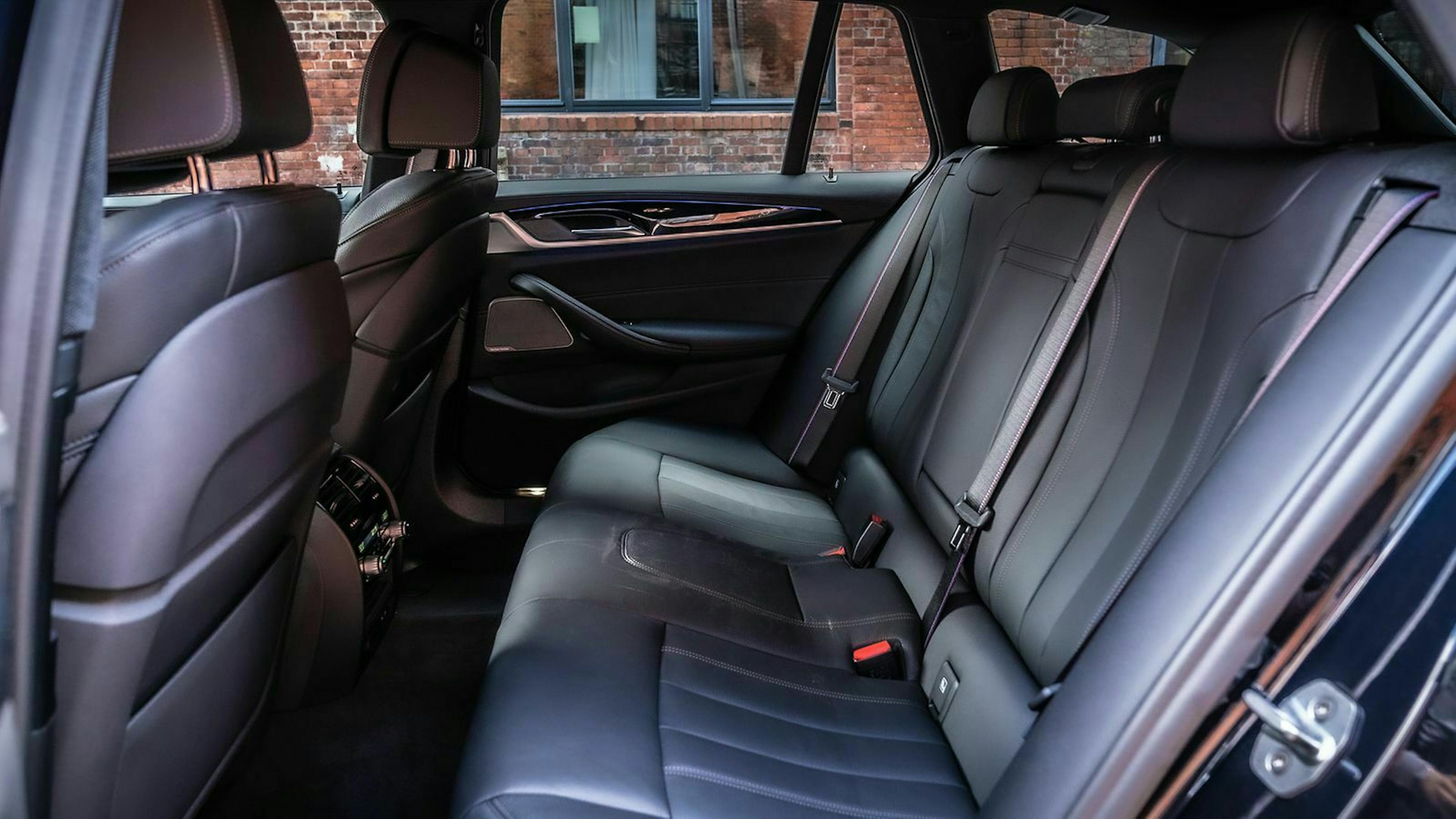 Zu sehen ist die Rückbank des BMW M550d xDrive Touring