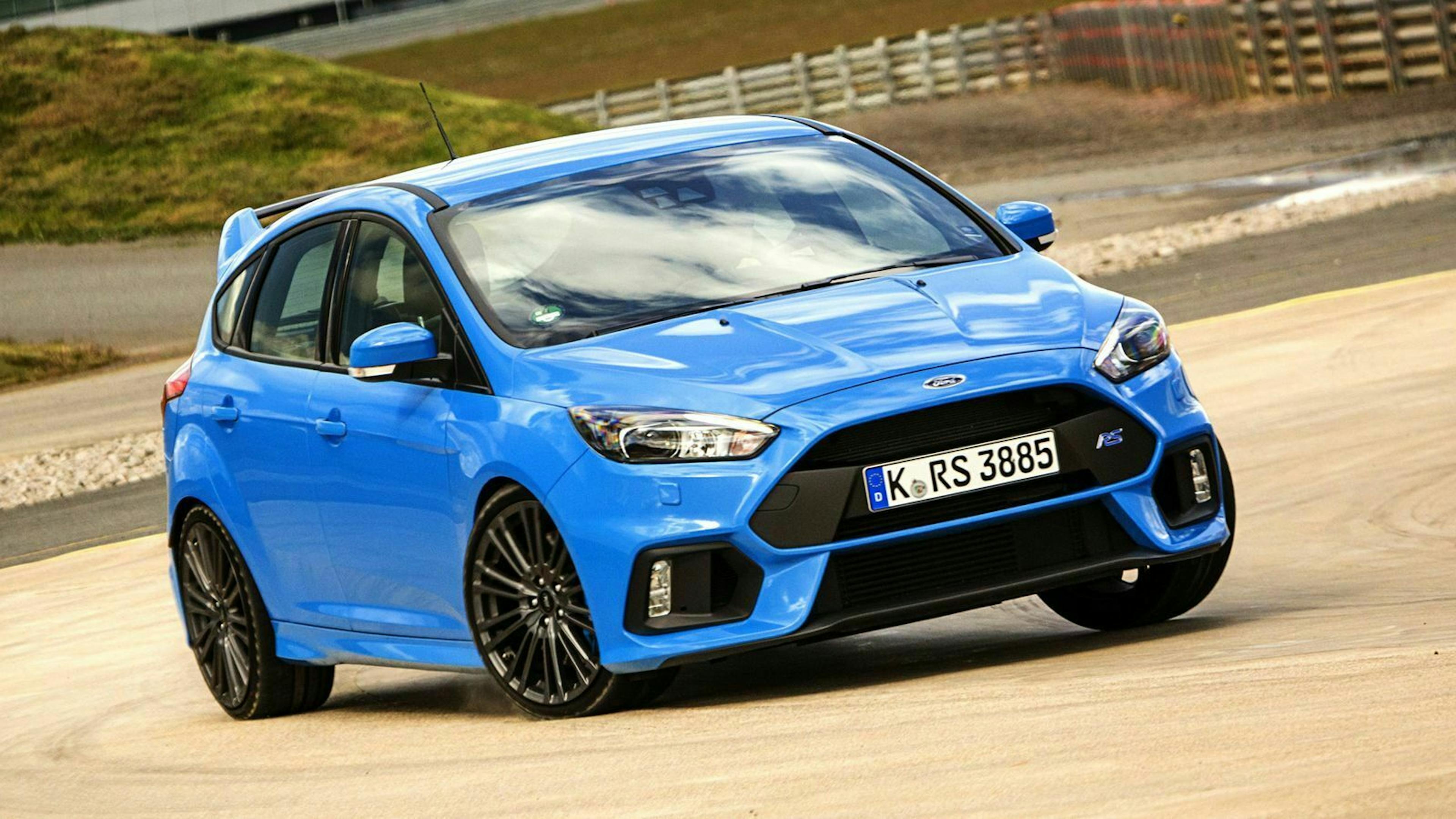 Zu sehen ist der Ford Focus RS MK III von vorne