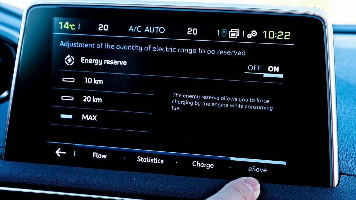 Zu sehen ist der Infotainment-Bildschirm des Peugeot 3008 Hybrid4