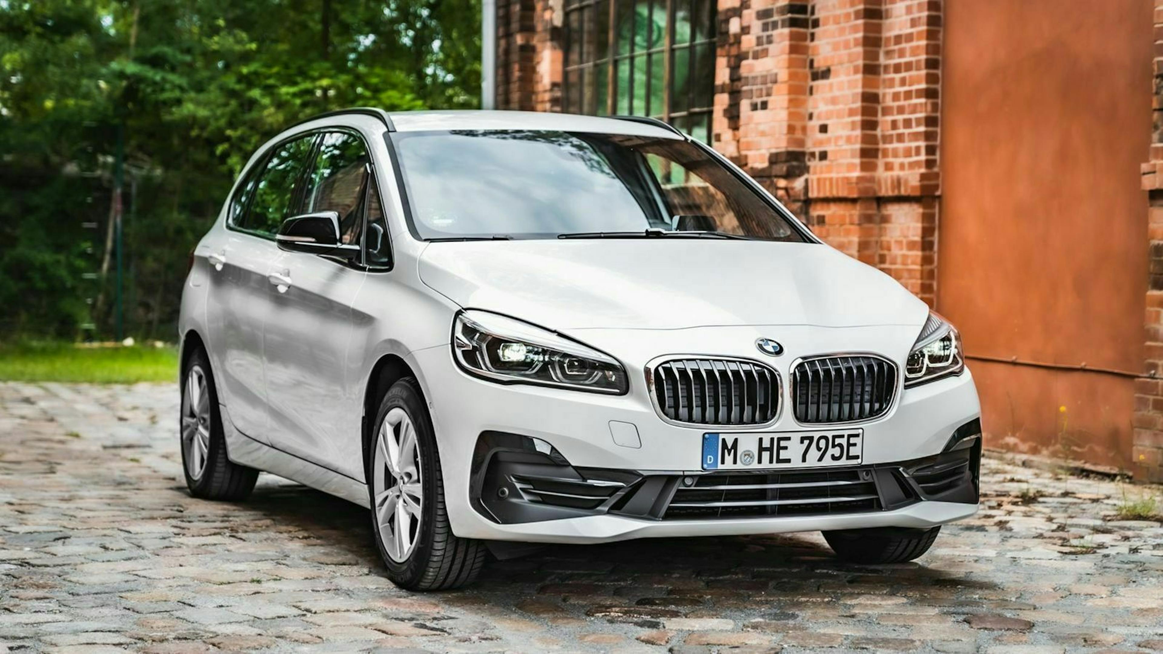 BMW 225 xe Test seitliche Frontansicht