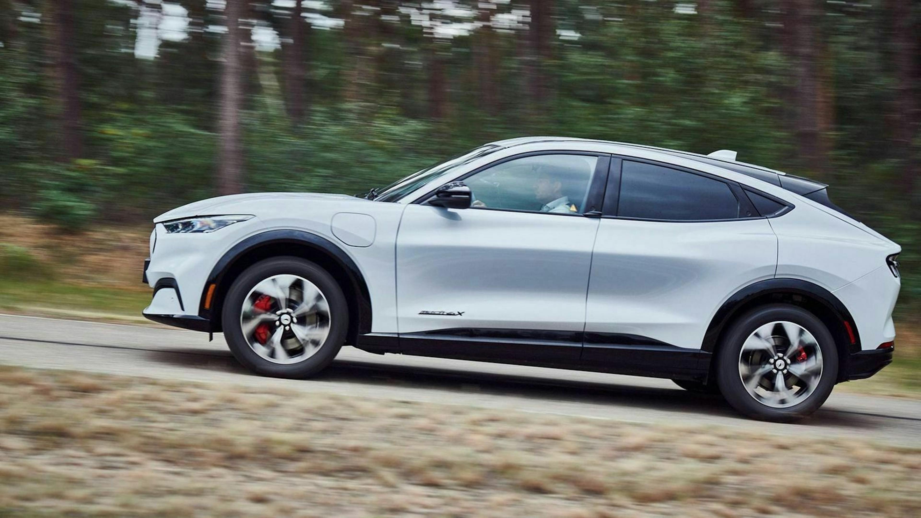 Der Ford Mustang Mach-E aus der Seitenperspektive