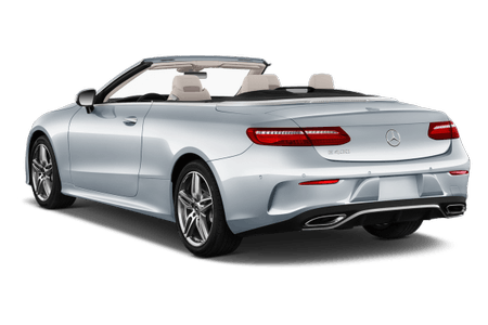 Silbernes Cabriolet von Mercedes-Benz, Heckansicht, geöffnetes Verdeck, sportliches Design, zwei sichtbare Sitze.