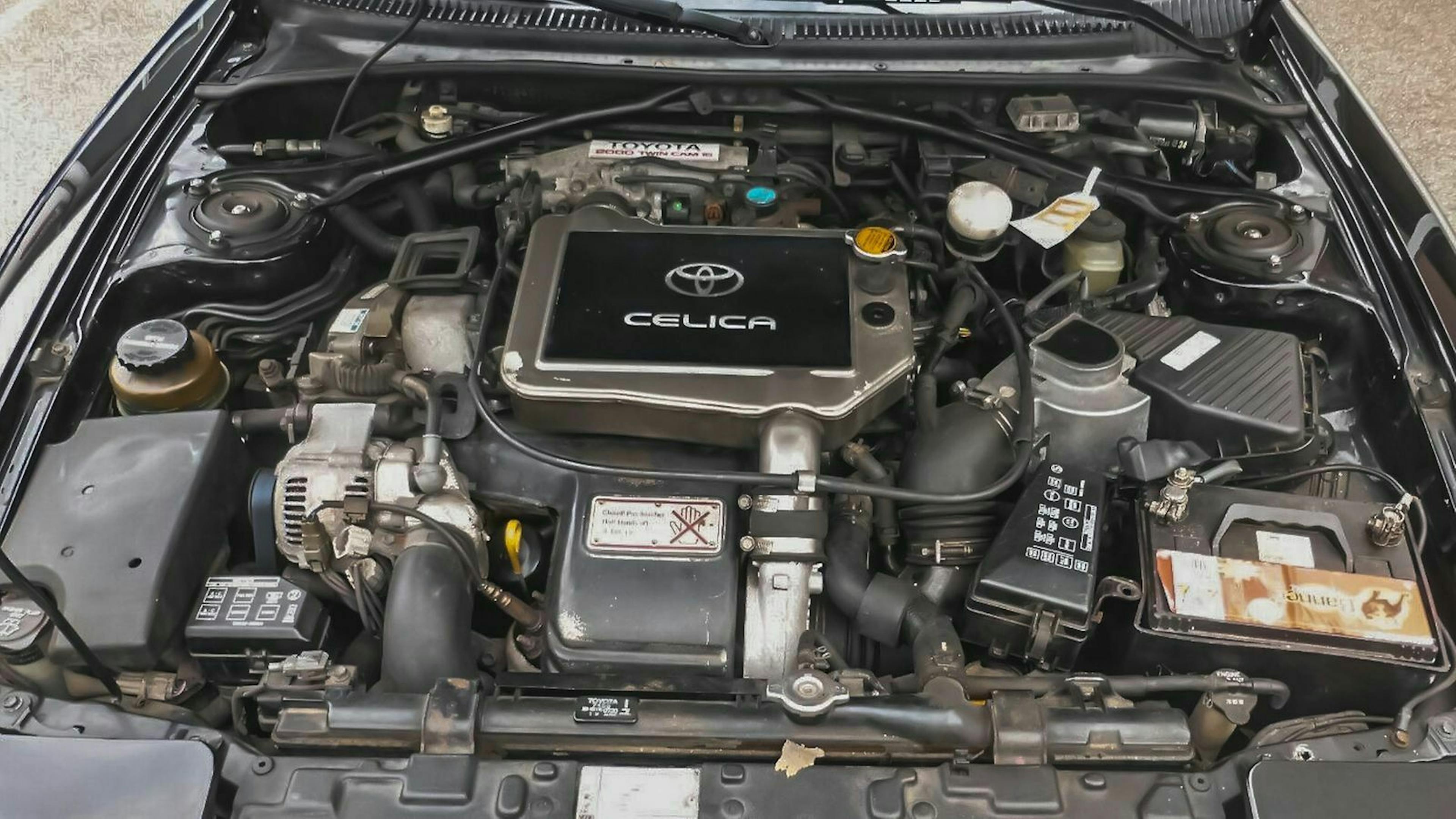 Das Bild zeigt den Motorraum eines Toyota Celica 4WD Carlos Sainz