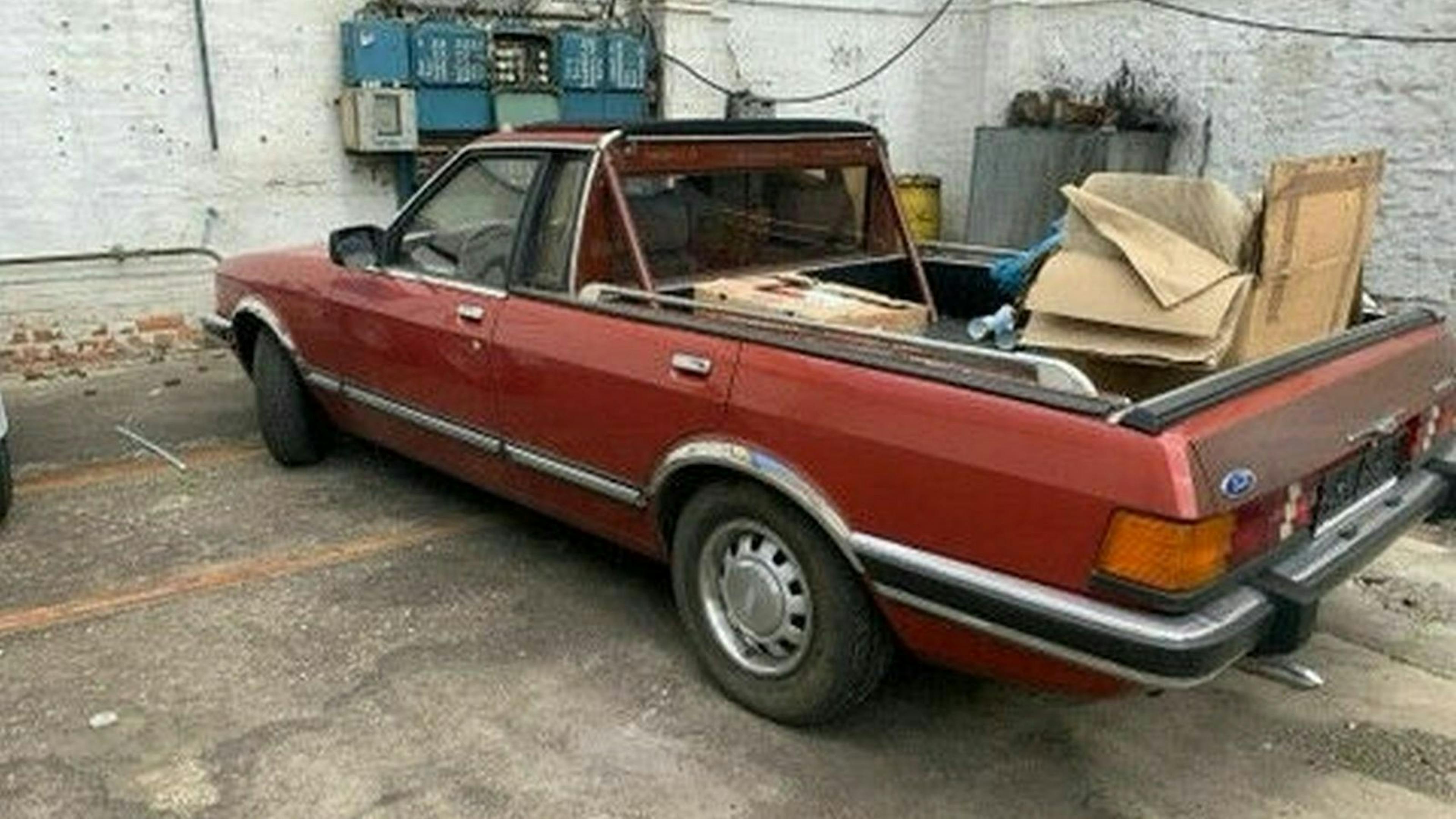Zu sehen ist der Ford Granada Pick-up von hinten