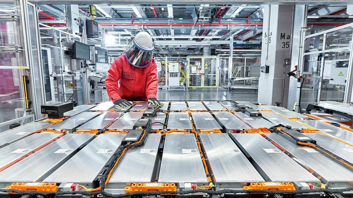 Ein Techniker prüft die Endmontage von Batteriezellen