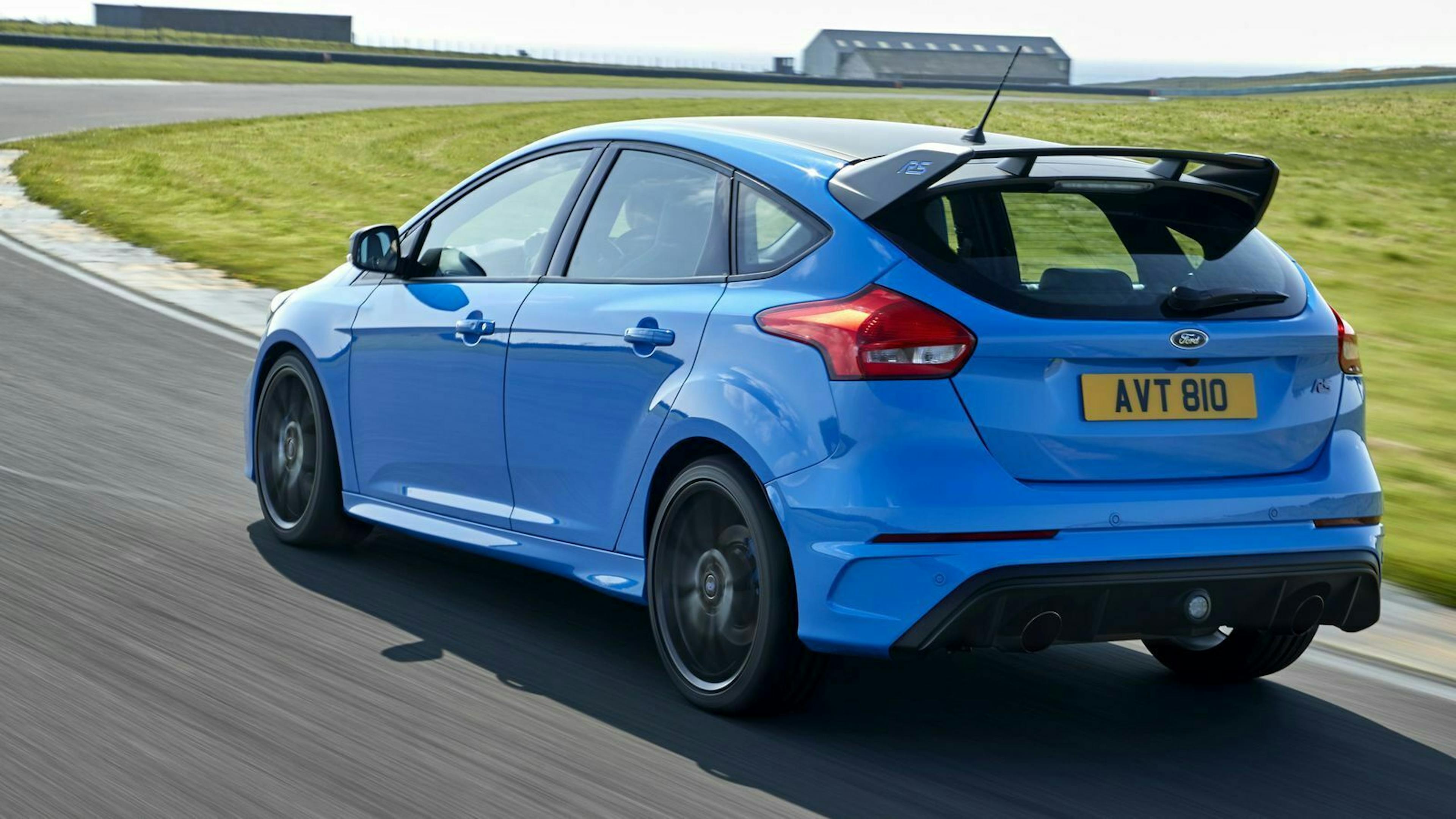 Zu sehen ist der Ford Focus RS MK III Von hinten, fahrend