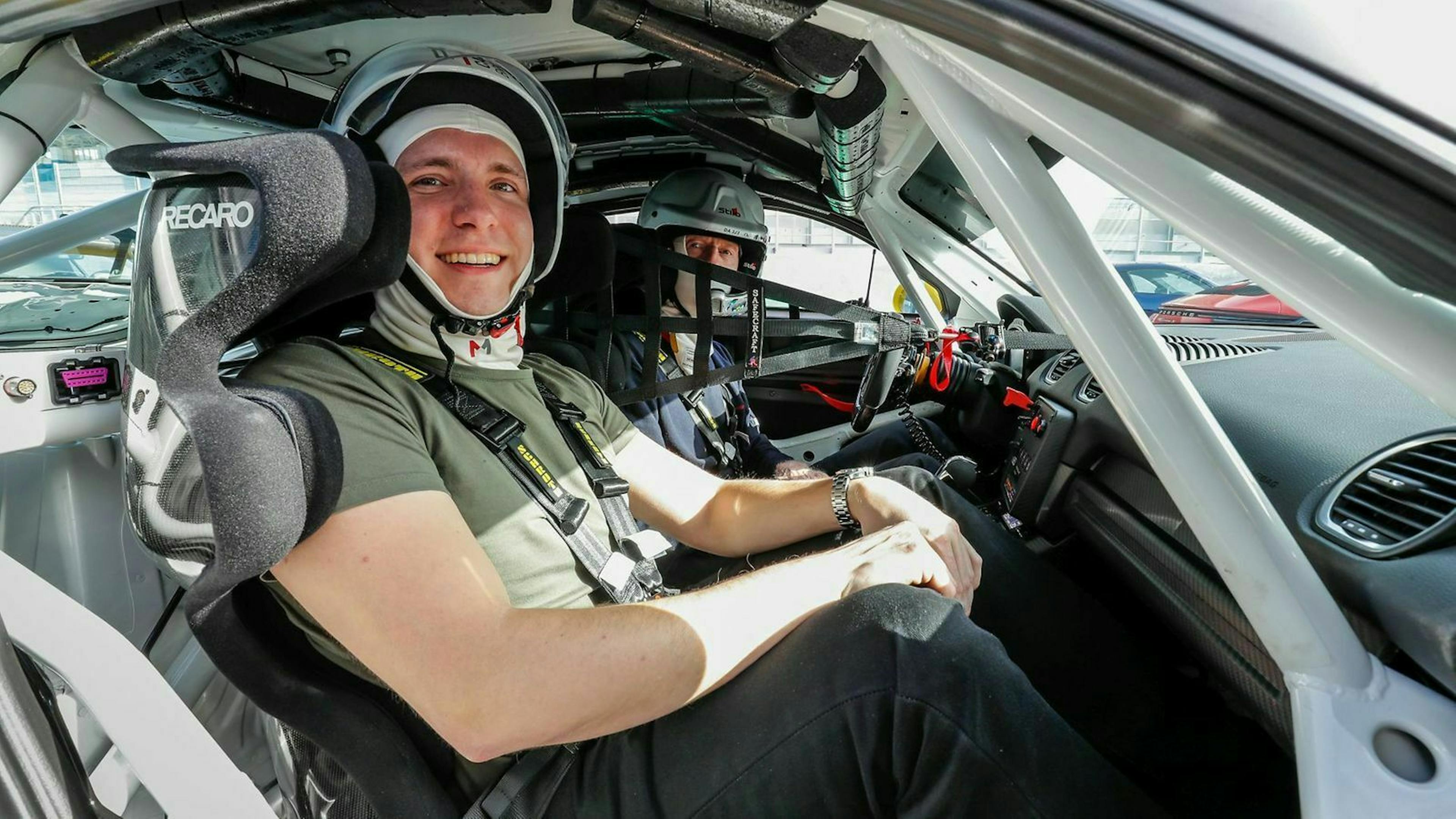 2 Leute im Rennauto