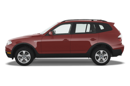 Roter SUV, Seitenansicht, auf weißem Hintergrund, mit schwarzen Fensterscheiben und silbernen Felgen.