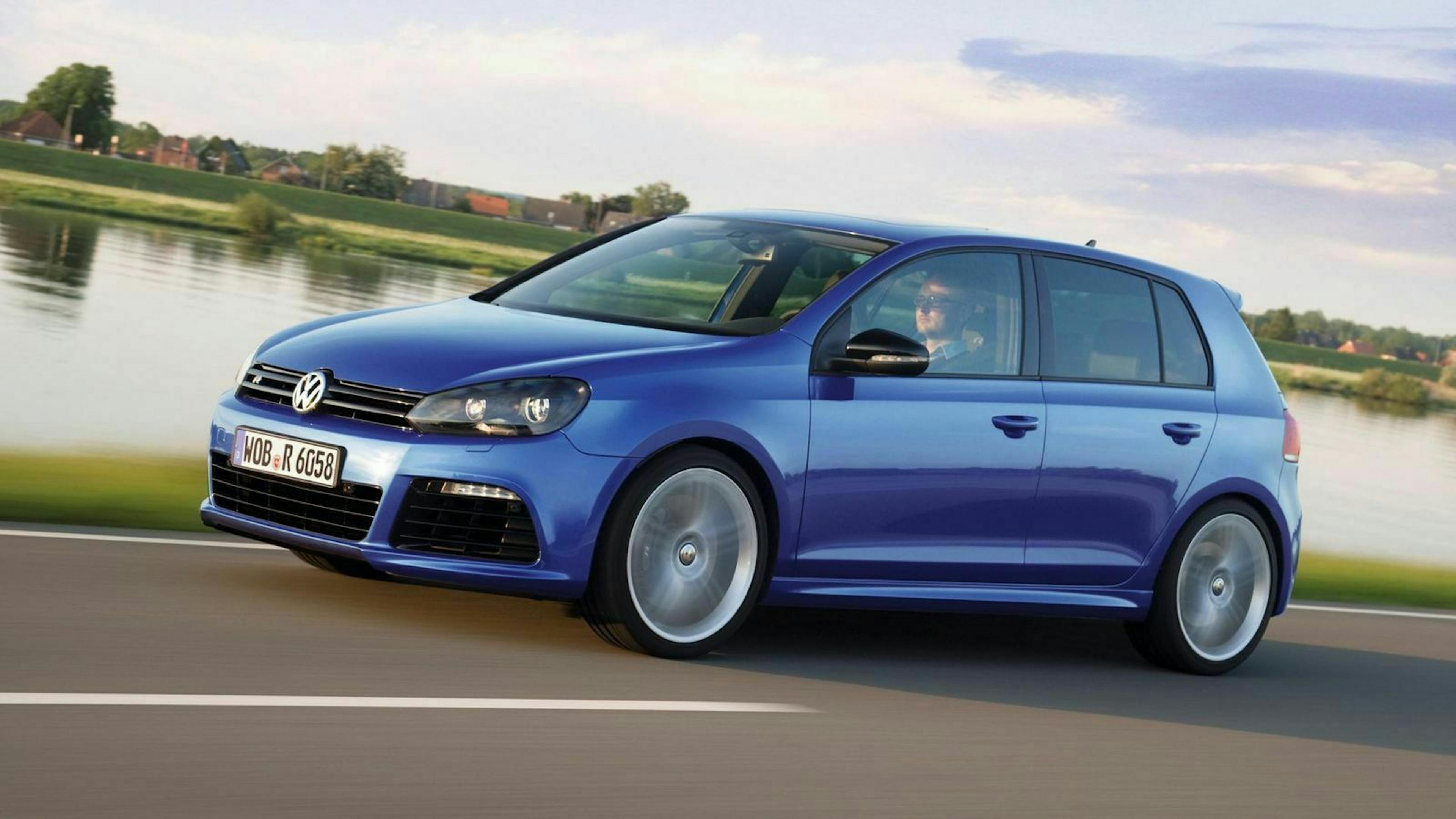 Der VW Golf 6 R in Seitenansicht fahrend