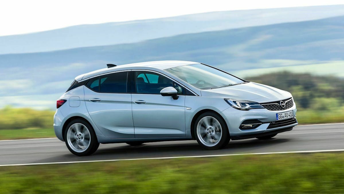 Zu sehen ist der Opel Astra in seitlicher Position