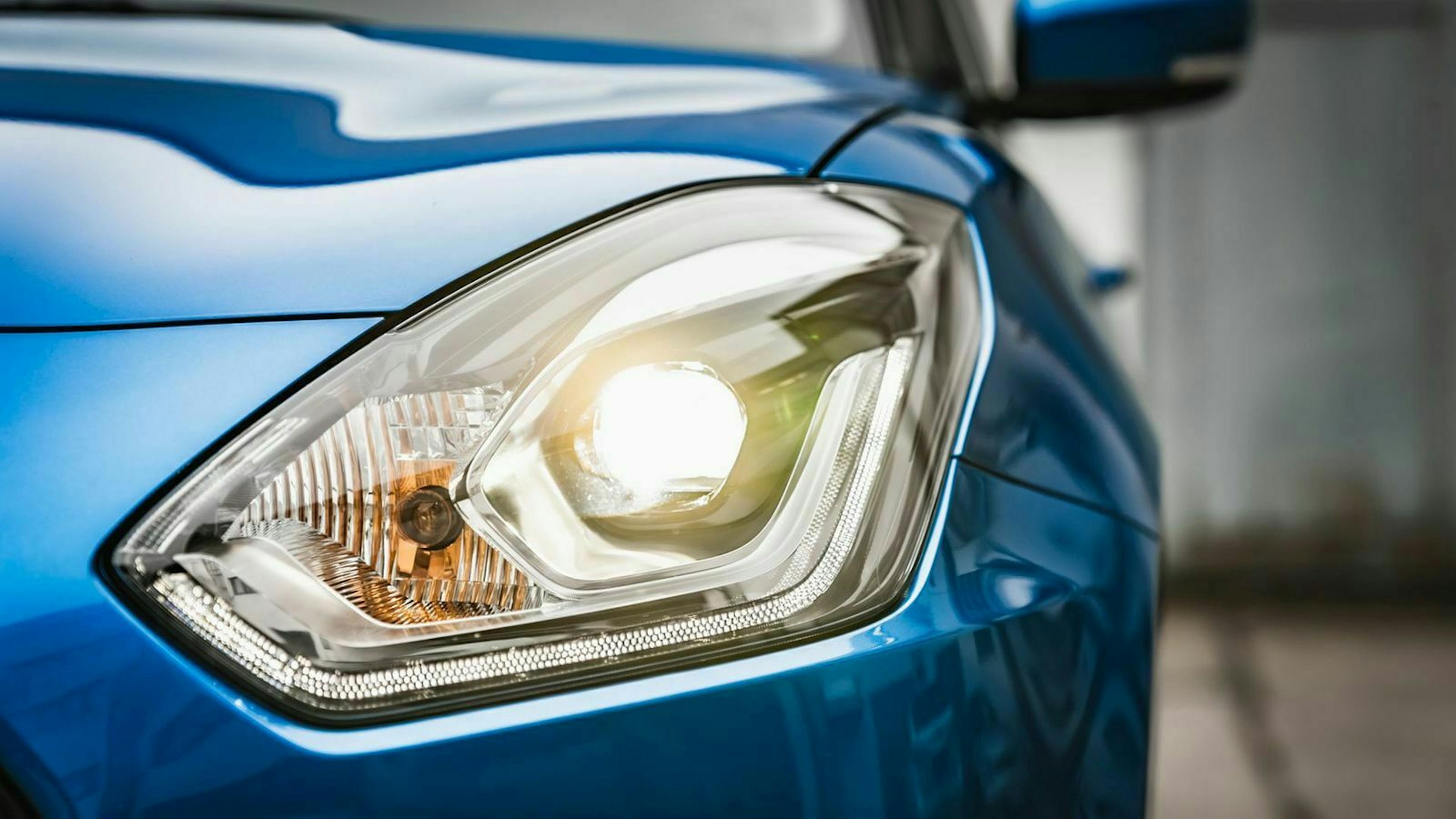Zu sehen ist ein Scheinwerfer des Suzuki Swift Hybrid 2020 