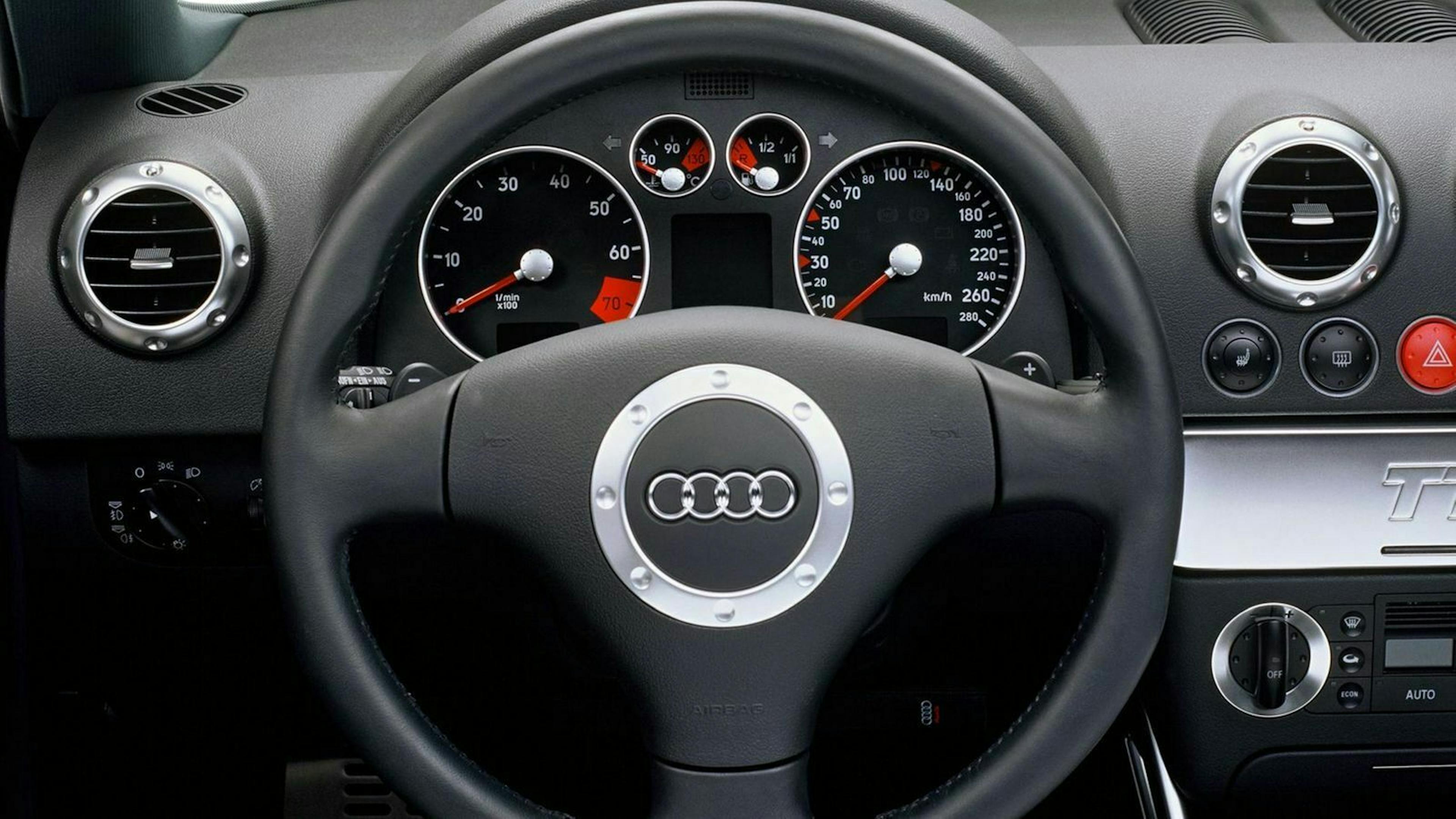 Zu sehen ist das Lenkrad des Audi TT 8N Coupé