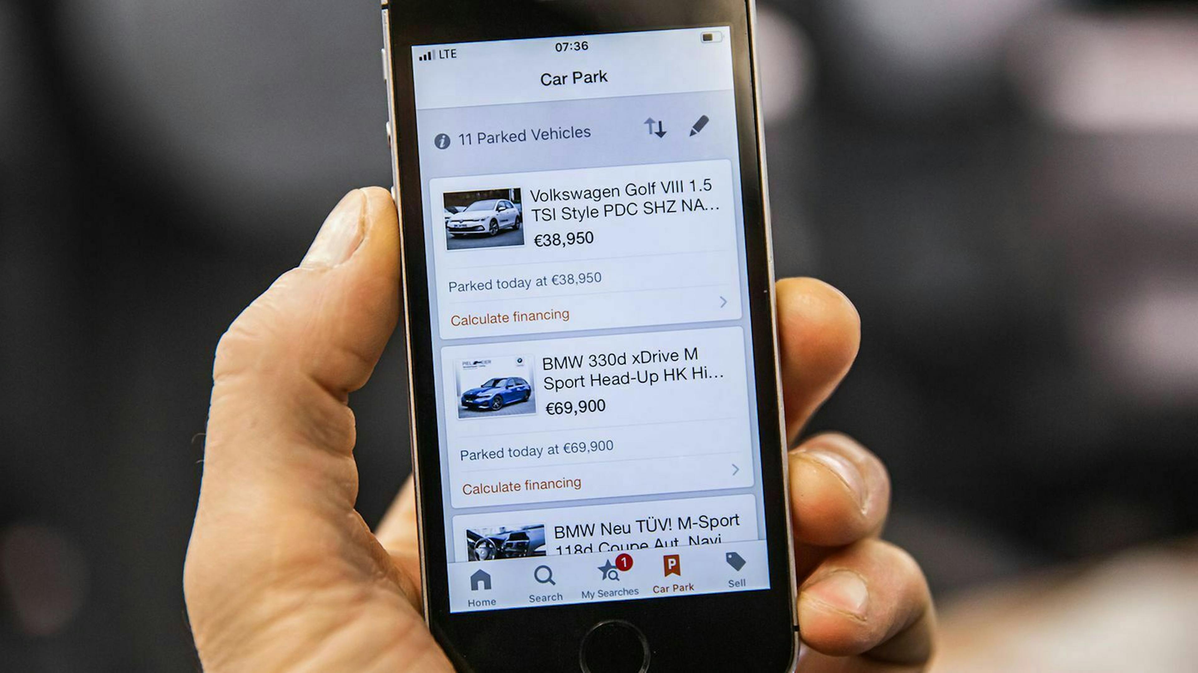 Zu sehen ist ein Smartphone, welches die mobile.de Parkplatz-Seite offen hat