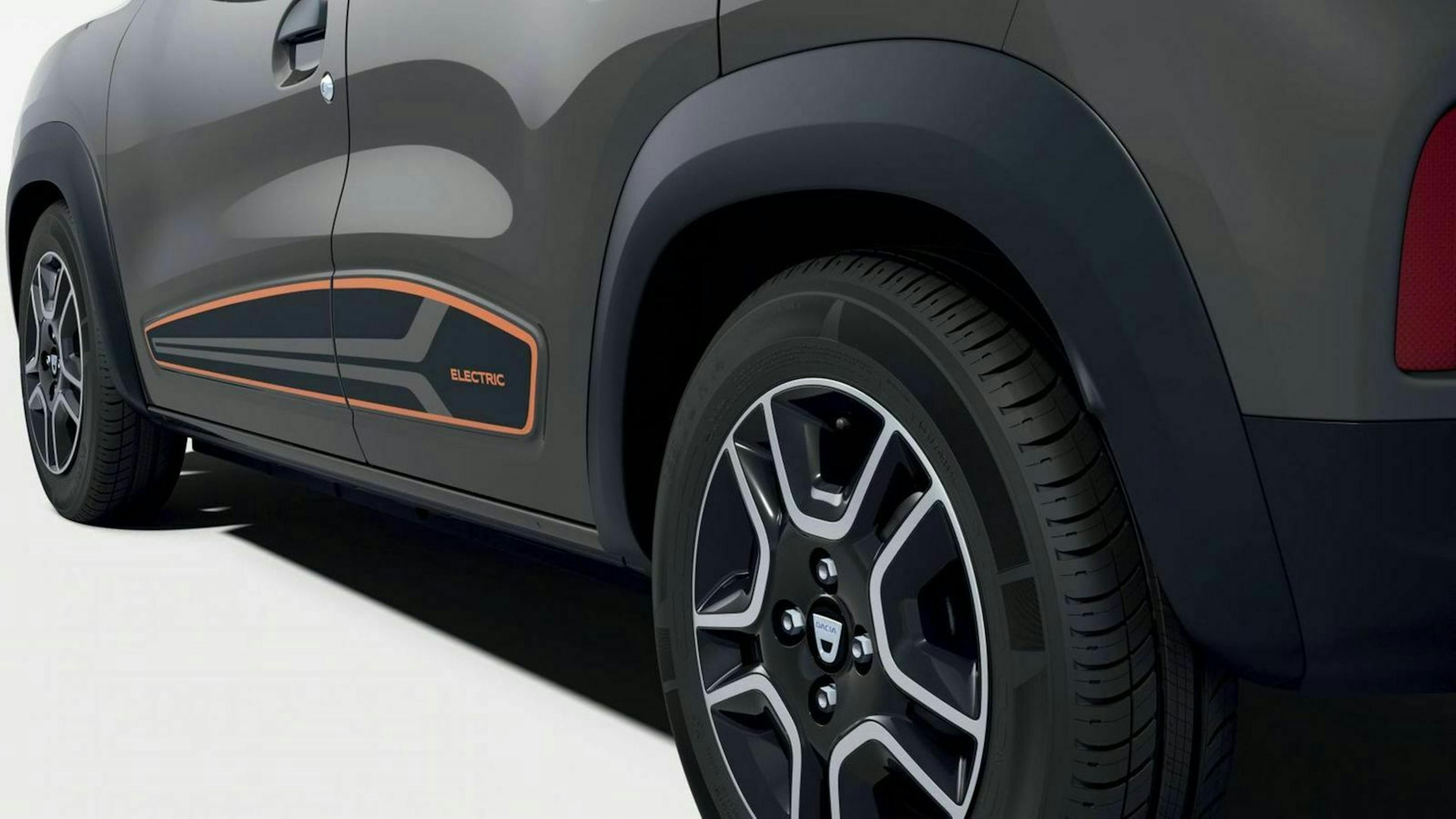 Der Dacia Spring Electric mit Sicht auf die Reifen