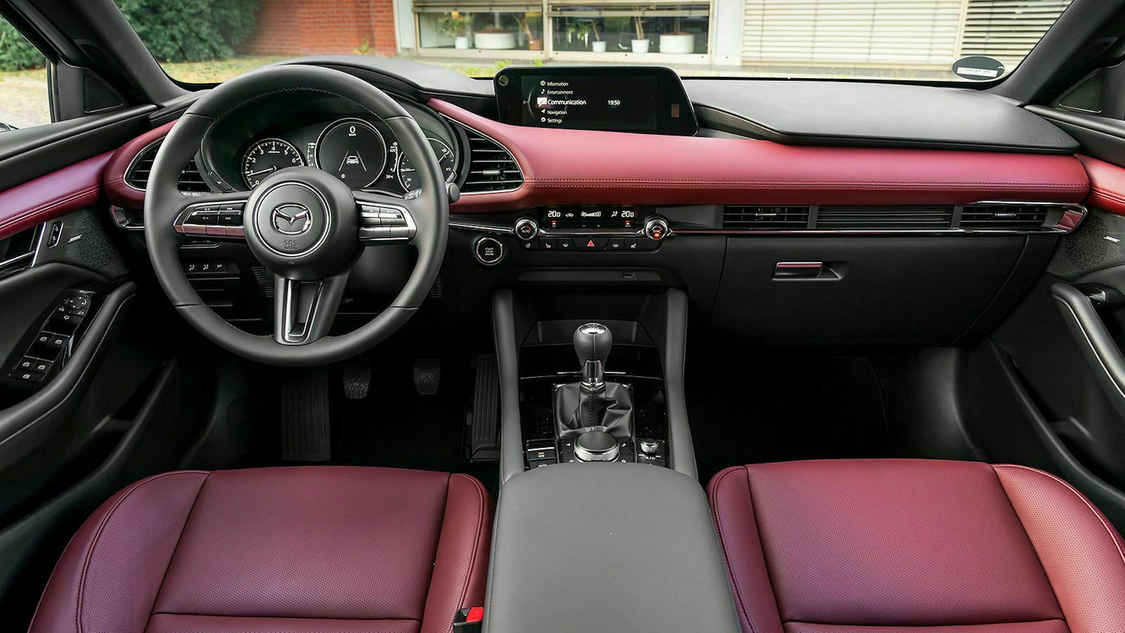 Das Cockpit ist auf den Fahrer zugeschnitten. Alle Bedienelemente sind leicht zu erreichen