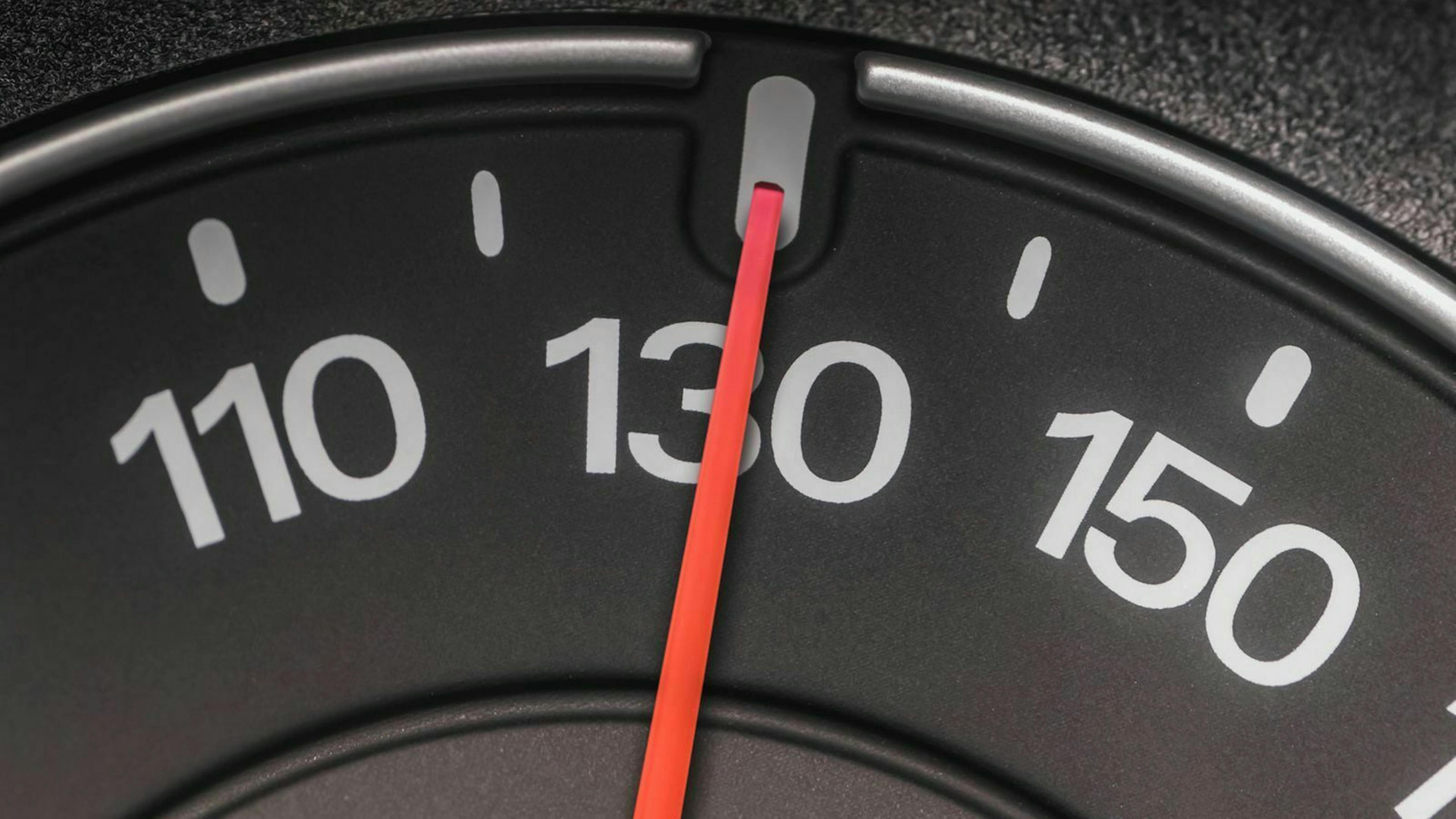 Die Richtgeschwindigkeit solltest du auf Autobahnen auch bei freigegebener geschwindigkeit fahren.