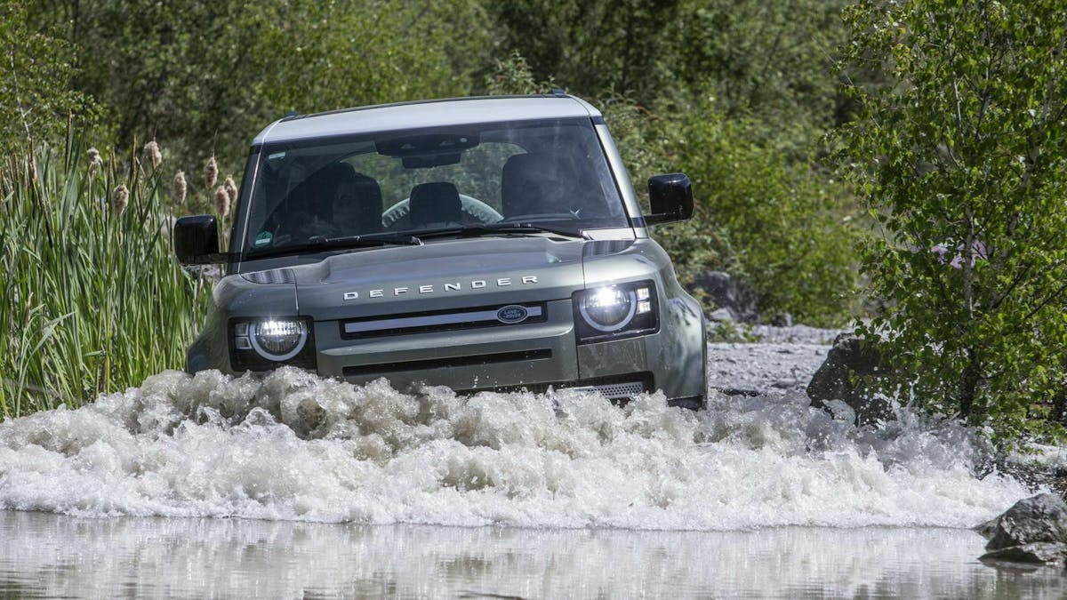 Land Rover Defender Im Wasser Frontansicht