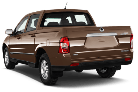 Brauner Pickup-Truck, seitliche Rückansicht. Das Fahrzeug hat vier Türen und glänzende Karosserie mit silbernen Akzenten.