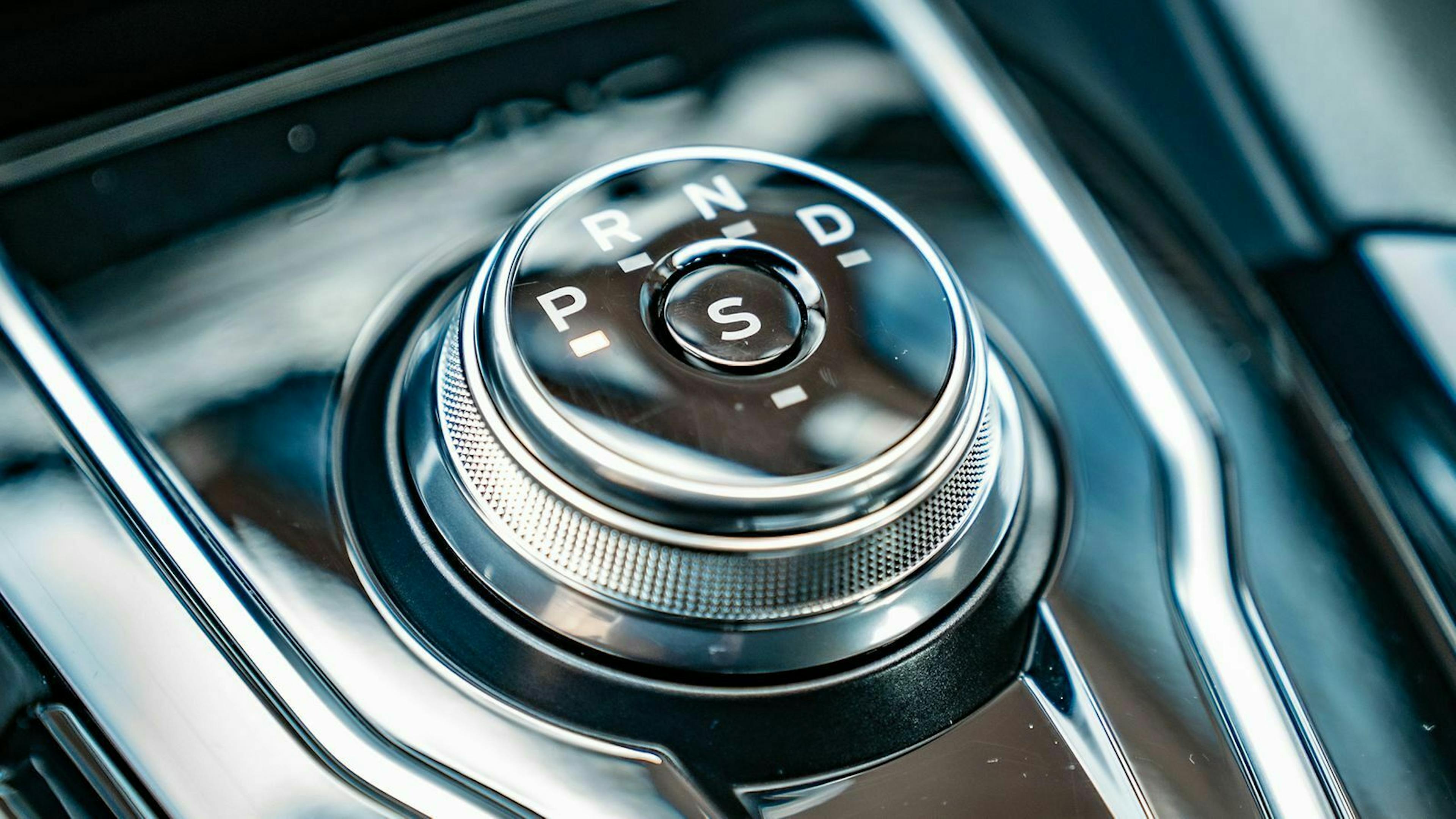 Zu sehen ist der Schaltknopf des Ford Mondeo